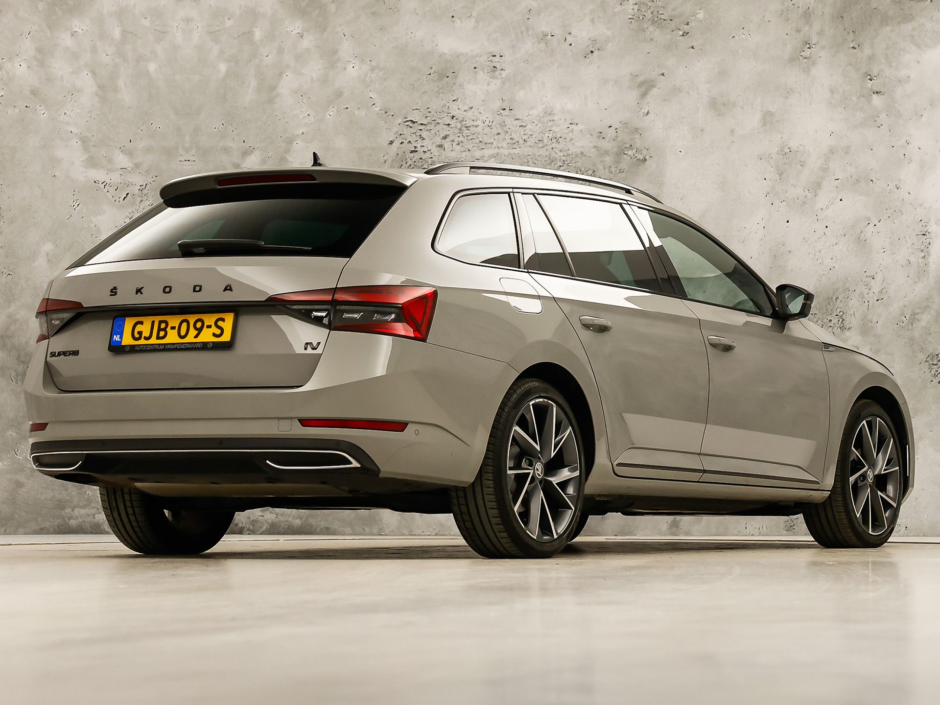 Škoda Superb Combi 1.4 TSI iV Sportline 218Pk Automaat (PANORAMADAK, 360 CAMERA, VIRTUAL COCKPIT, MEMORY SEATS, CANTON AUDIO, STOELVERWARMING, ADAPTIVE CRUISE, SFEERVERLICHTING, APPLE CARPLAY, NIEUWSTAAT)