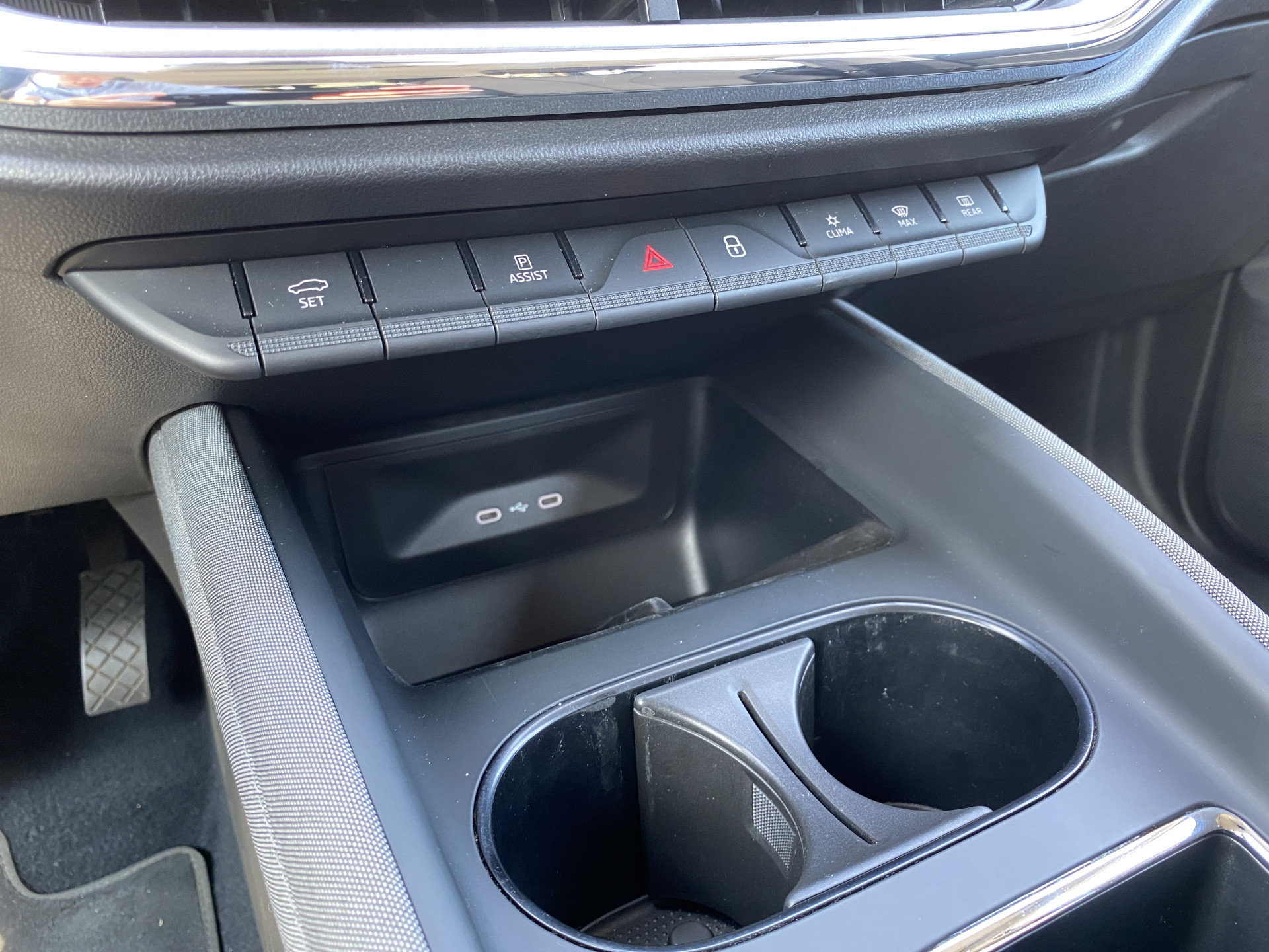 ŠKODA Enyaq iV 60 | 1e eigenaar | dealer onderhouden | navigatie | trekhaak | camera | stoelverwarming | apple carplay
