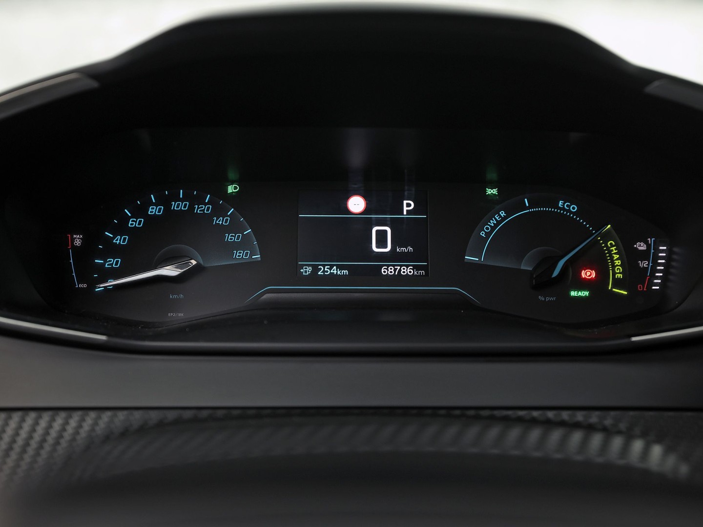 Peugeot e-2008 EV Blue Sport Allure 50 kWh Automaat (SOH 91,2%, APPLE CARPLAY, GROOT NAVI, 360 CAMERA, SPORTSTOELEN, GETINT GLAS, KEYLESS, NIEUWSTAAT)