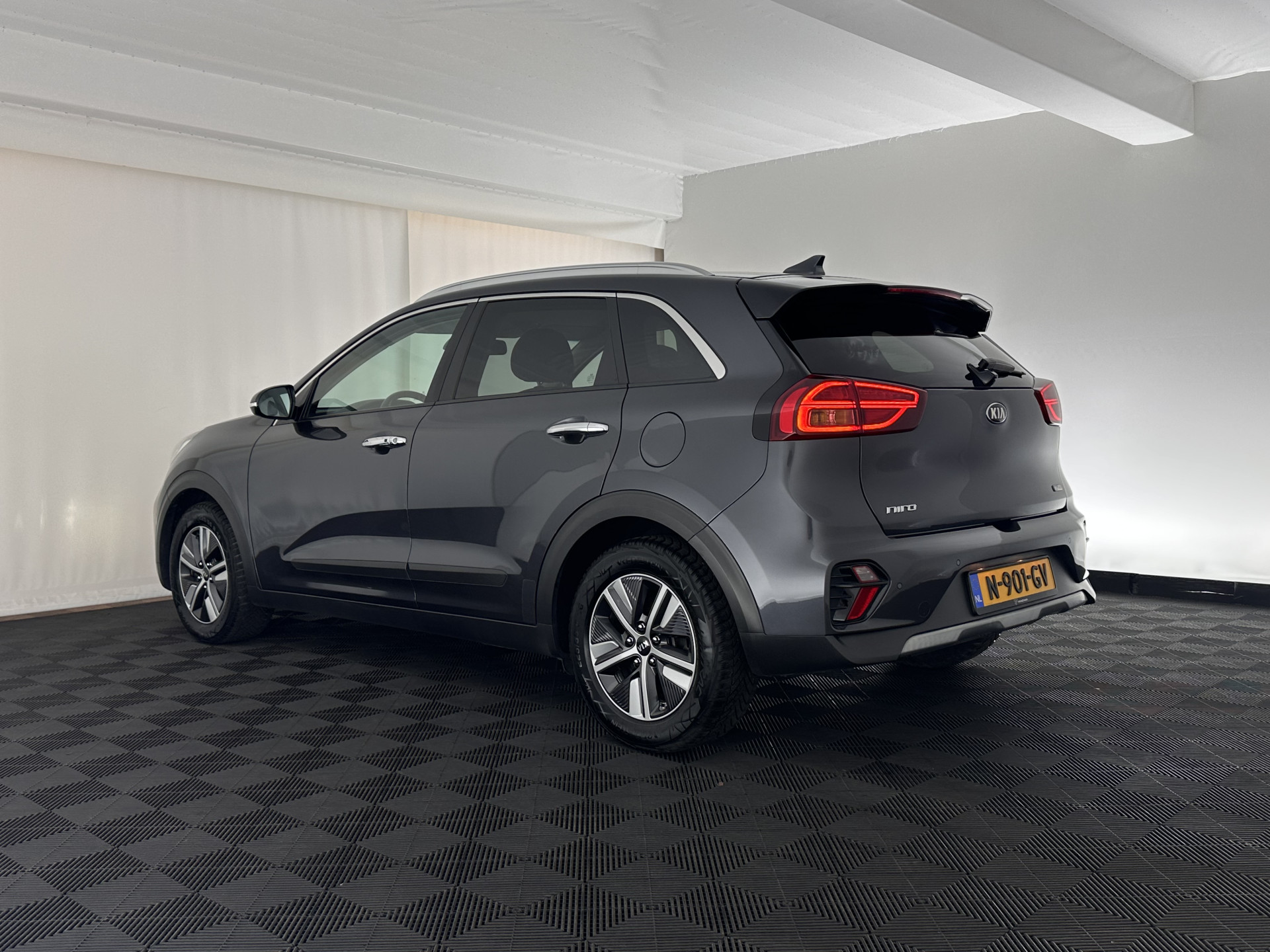 Kia Niro 1.6 GDi Hybrid DynamicPlusLine (INCL.BTW) Aut. *LEATHER | FULL-LED | ADAPTIVE-CRUISE | BLINDSPOT | HEATED-COMFORTSEATS | CAMERA | KEYLESS | NAVI-FULLMAP | AMBIENTLIGHT | LANE-ASSIST | 16''ALU*