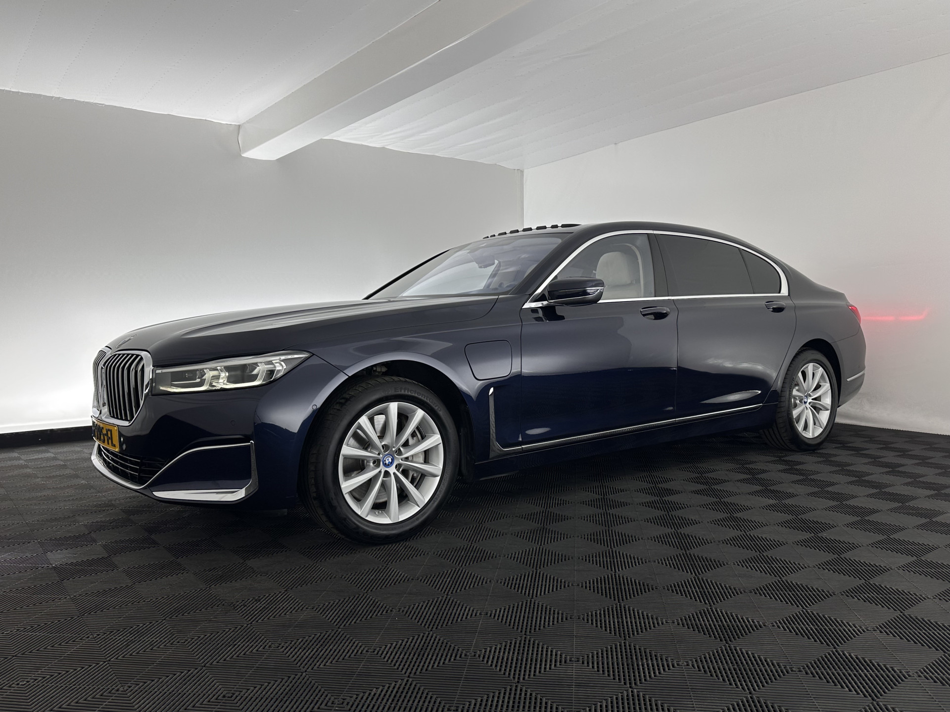BMW 7-serie 745Le (Plug-in) (INCL-BTW) *PANO | LEATHER | FULL-LED | HEAD-UP | BLINDSPOT | MEMORY-PACK | DIGI-COCKPIT | KEYLESS | DAB+ | CAMERA | HEATED-COMFORTSEATS | AMBIENTLIGHT | CARPLAY | SHIFTPADDLES | 18''ALU*