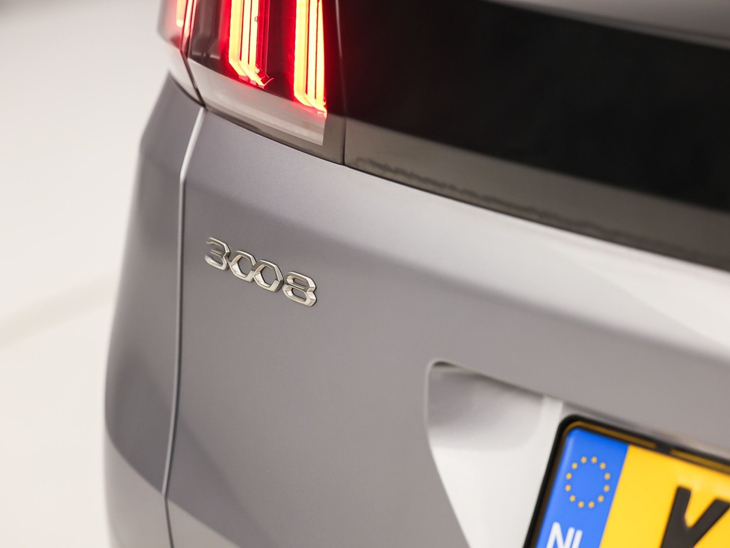 Peugeot 3008 1.6 HYbrid 225 Allure Sport 225Pk Automaat (APPLE CARPLAY, GROOT NAVI, KEYLESS, LEDER, 360 CAMERA, SPORTSTOELEN, ZWART HEMEL, GETINT GLAS, NIEUWSTAAT)