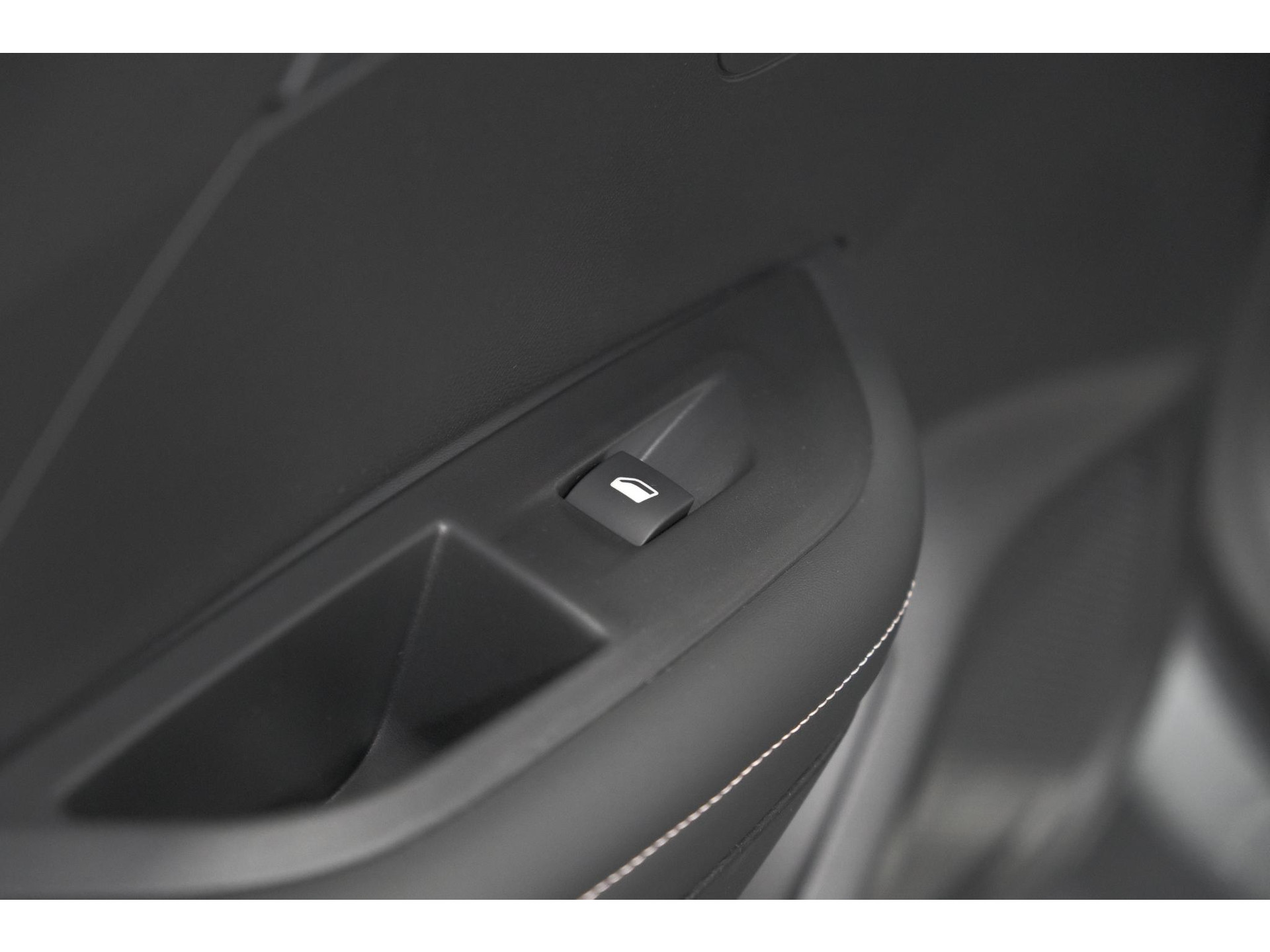 Peugeot 2008 Hybrid 136 e-DCS6 Allure | 360 Camera | Adaptieve Cruise Control | Dodehoekdetectie | Apple Carplay