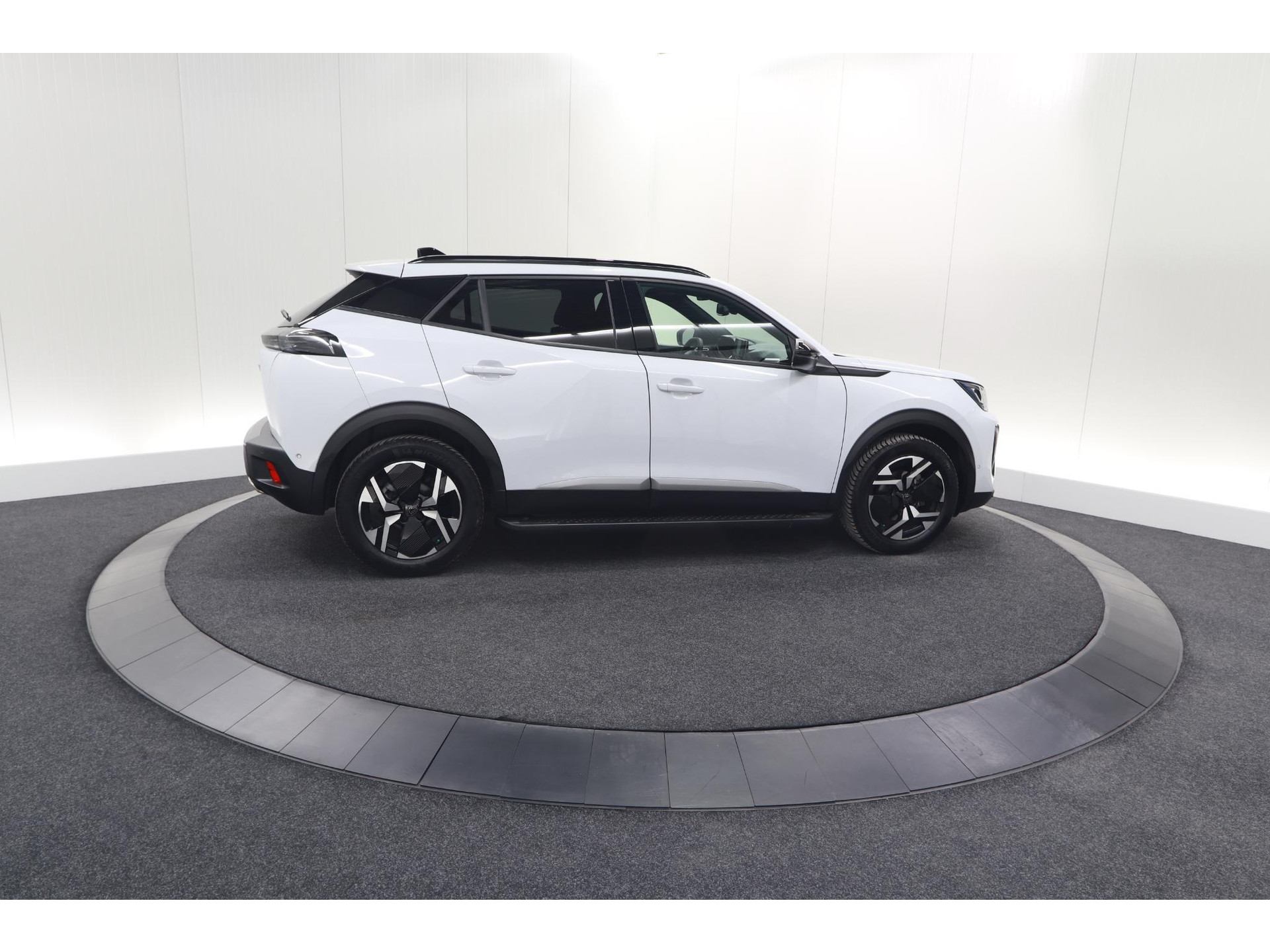 Peugeot 2008 PureTech 130 EAT8 Allure | Allseason banden | 360 Camera | Dodehoekdetectie | Apple Carplay | Stoelverwarming