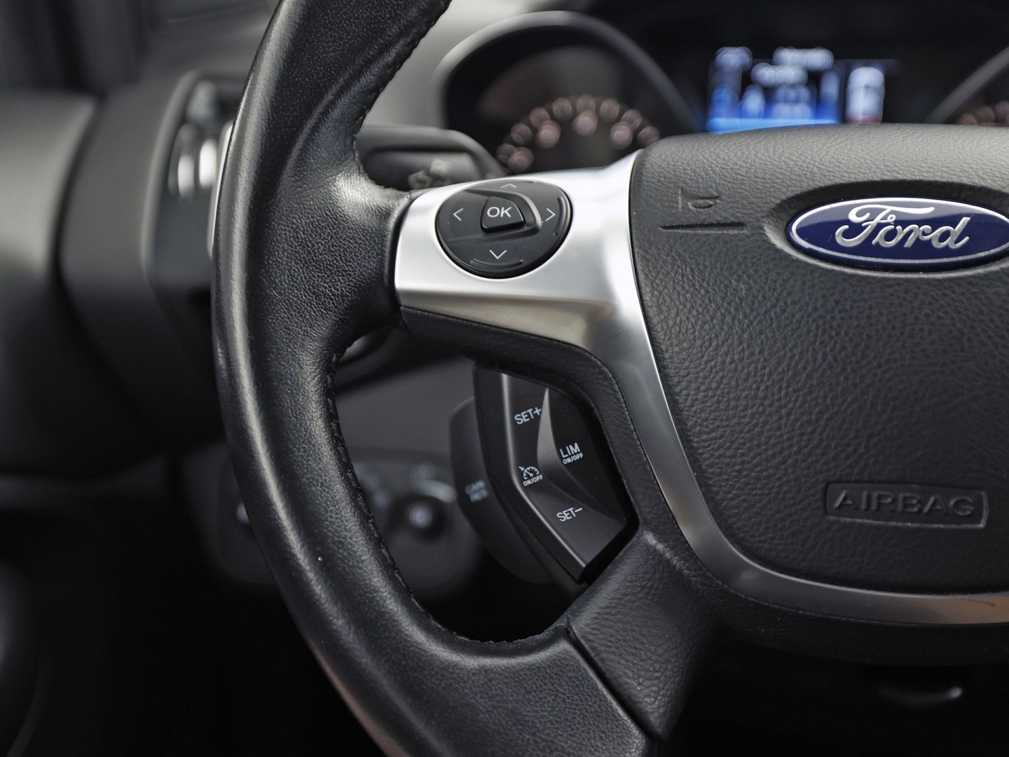 Ford Kuga 1.5 Titanium Sport 150Pk (NAVIGATIE, CLIMATE, STOELVERWARMING, TREKHAAK, GETINT GLAS, SPORTSTOELEN, PARKEERSENSOREN, CRUISE, NIEUWSTAAT)