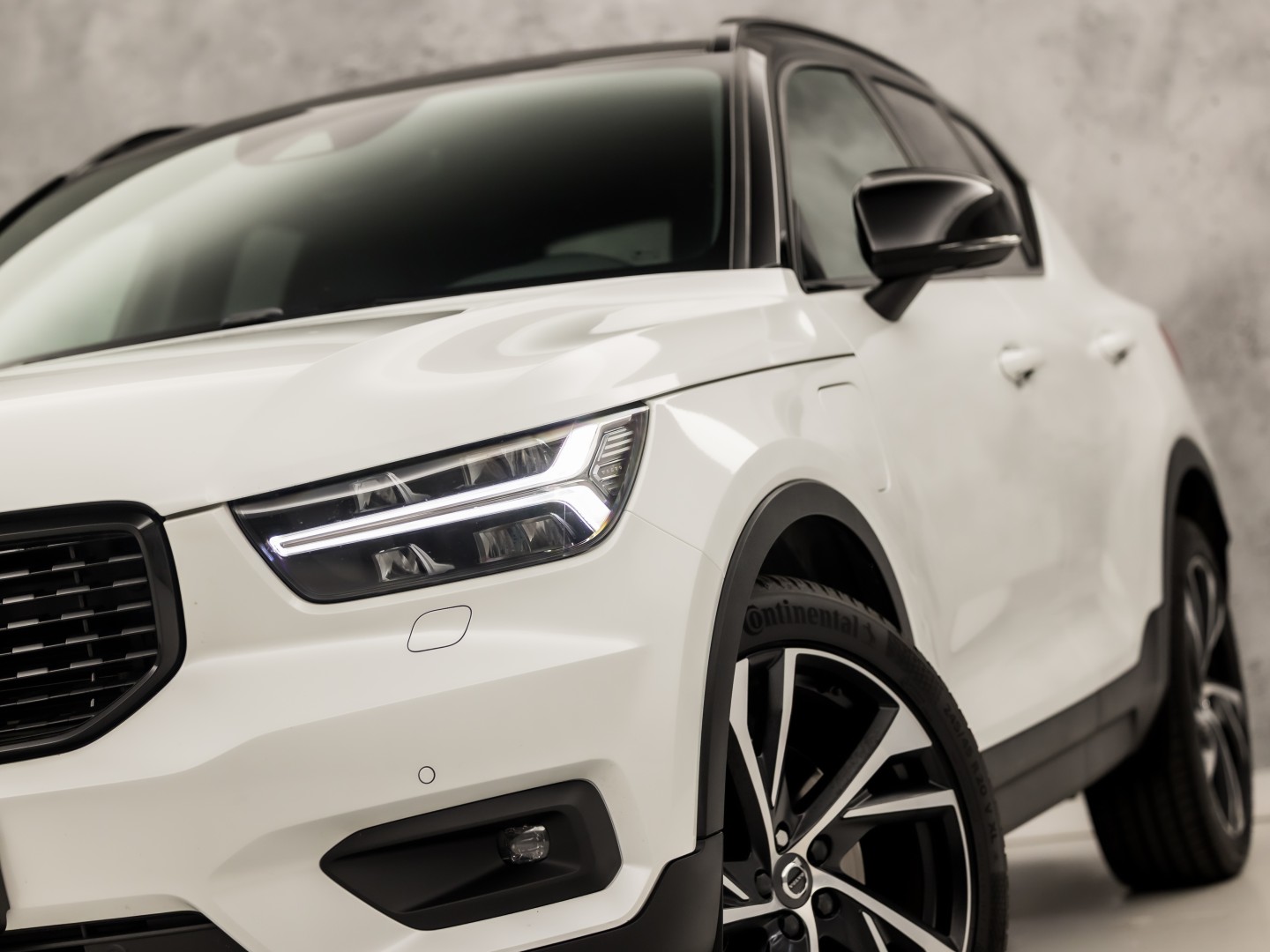 Volvo XC40 1.5 T5 Recharge Inscription Sport 252Pk Automaat (PANORAMADAK, APPLE CARPLAY, MEMORY SEAT, LEDER, 360 CAMERA, SPORTSTOELEN, STUUR/STOELVERWARMING, GETINT GLAS, ELEK ACHTERKLEP, NIEUWE APK, NIEUWSTAAT)