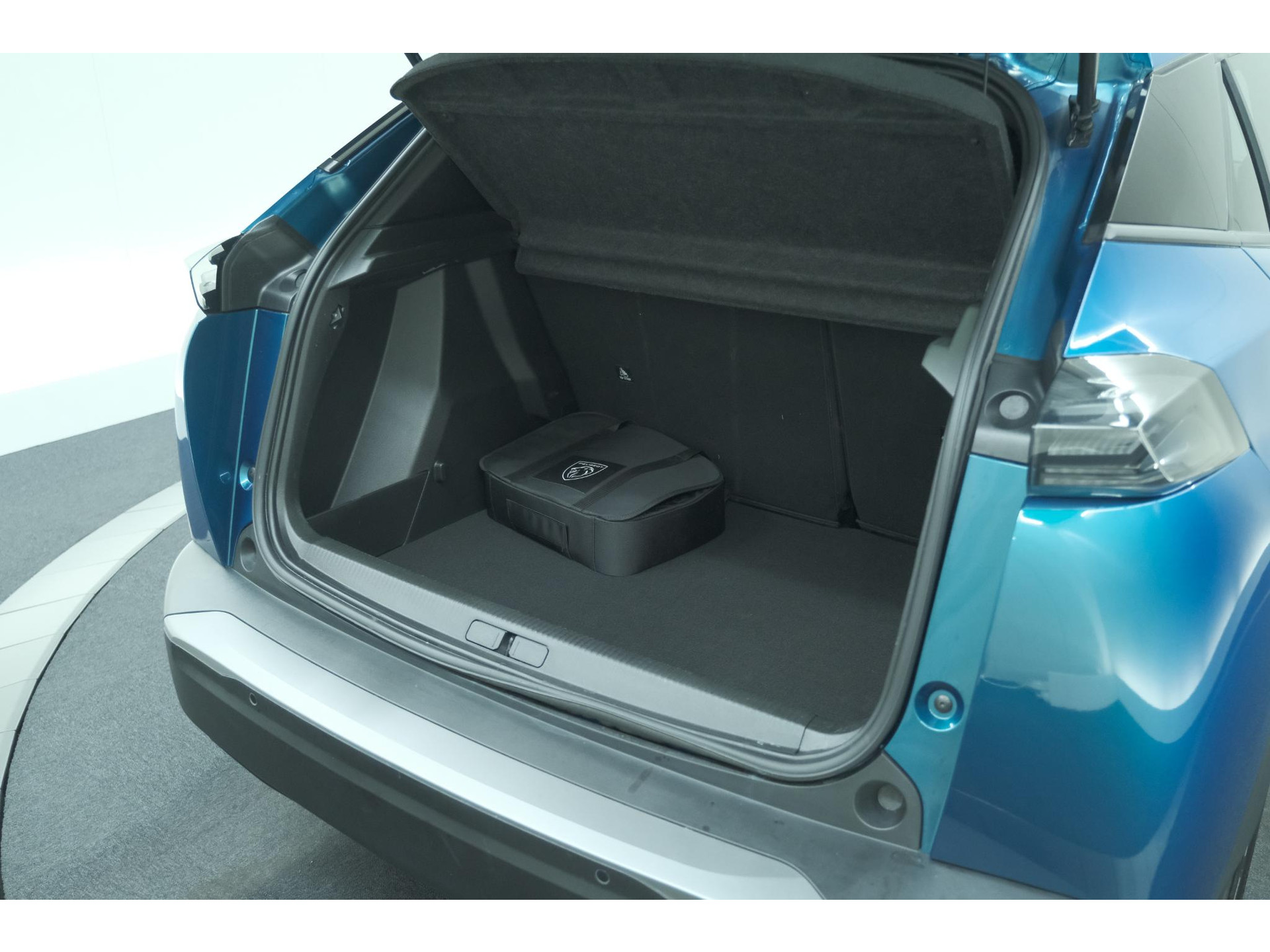 Peugeot e-2008 EV Allure Avantage 54 kWh | SOH 97,8% | 11 KW Lader | Apple Carplay | Parkeersensoren