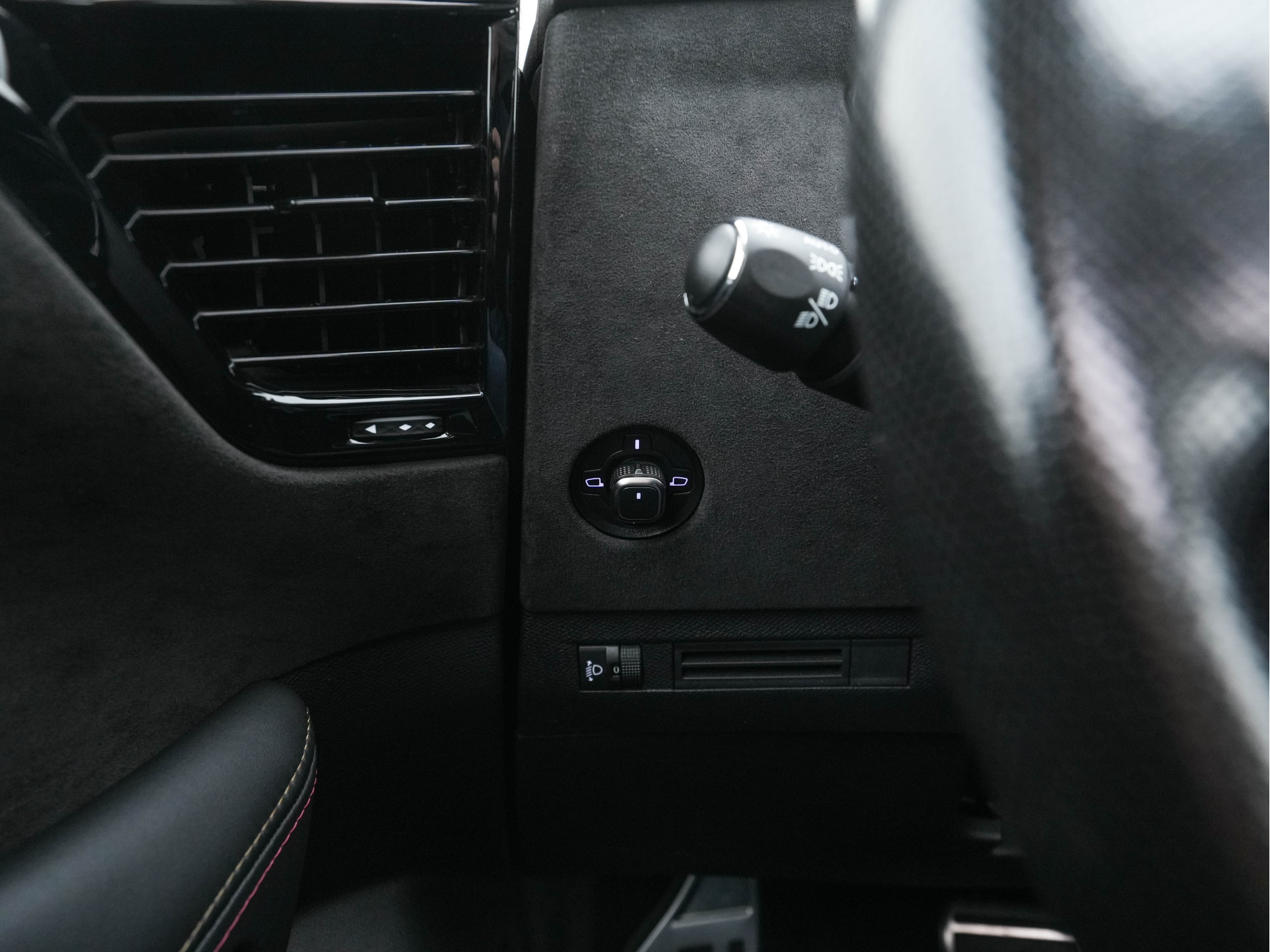 DS 4 1.6 PureTech Performance Line (INCL-BTW) Aut. *PANO | LEATHER-MICROFIBRE | FULL-LED | HEATED-SPORTSEATS | DIGI-COCKPIT | KEYLESS | CAMERA | LANE-ASSIST | CARPLAY | ECC | SHIFT-PADDLES | PDC | TOWBAR | 19''ALU*