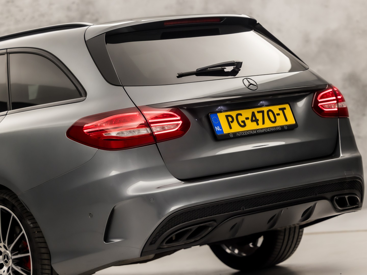 Mercedes-Benz C-Klasse 180 AMG Sport 156Pk Automaat (PANORAMADAK, NAVIGATIE, LEDER, ELEK SPORTSTOELEN, STOELVERWARMING, ELEK ACHTERKLEP, GETINT GLAS, ZWART HEMEL, NIEUWSTAAT)