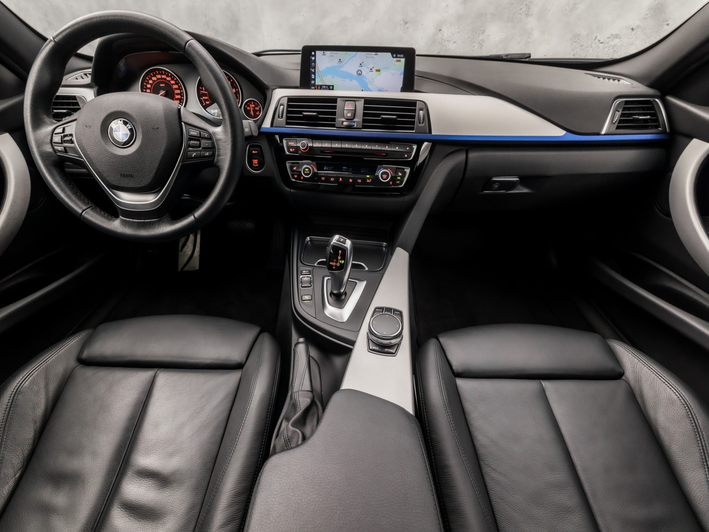 BMW 3 Serie 320i M Sport High Executive 184Pk Automaat (GROOT NAVI, DEALER ONDERHOUDEN, CLIMATE, LEDER, STOELVERWARMING, SPORTSTOELEN, PARKEERSENSOREN, GETINT GLAS, NIEUWSTAAT)
