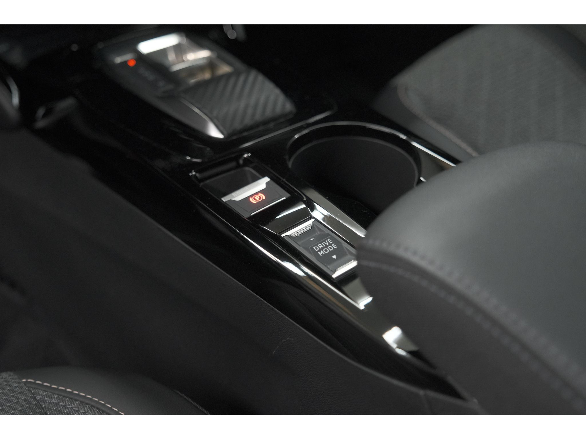 Peugeot 2008 1.2 Hybrid 145 Allure | 360 Camera | Adaptieve Cruise Control | Navigatie | Dodehoekdetectie