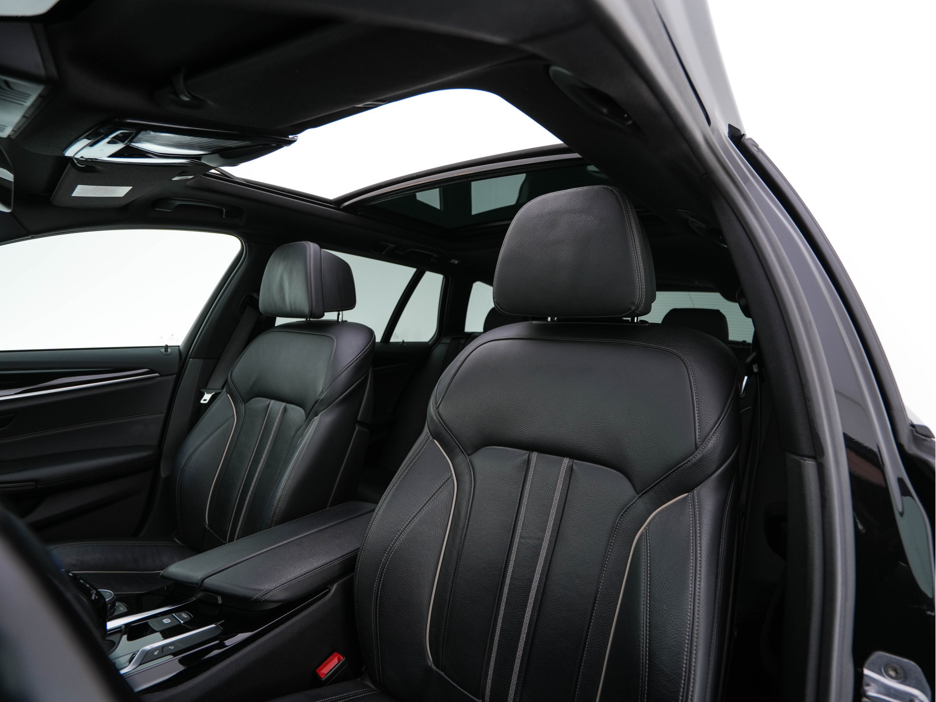 BMW 5-serie Touring 530d Sportline High Executive Aut. *PANO | LEATHER | FULL-LED | MEMORY-PACK | TOP-VIEW | HEATED-COMFORTSEATS | NAVI-FULLMAP | PRIVACY-GLASS | AMBIENT-LIGHT | ECC | CARPLAY | PDC | TOWBAR | SHIFT-PADDLES | 20"ALU*