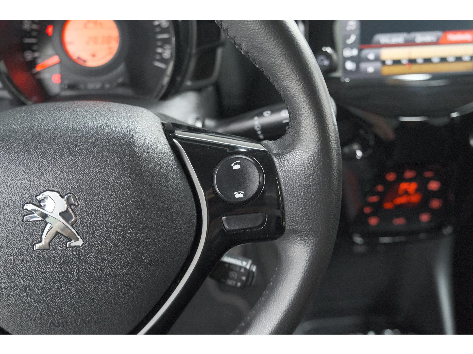 Peugeot 108 1.0 e-VTi Allure TOP! | Elektrisch Vouwdak | Trekhaak | Camera | Apple Carplay