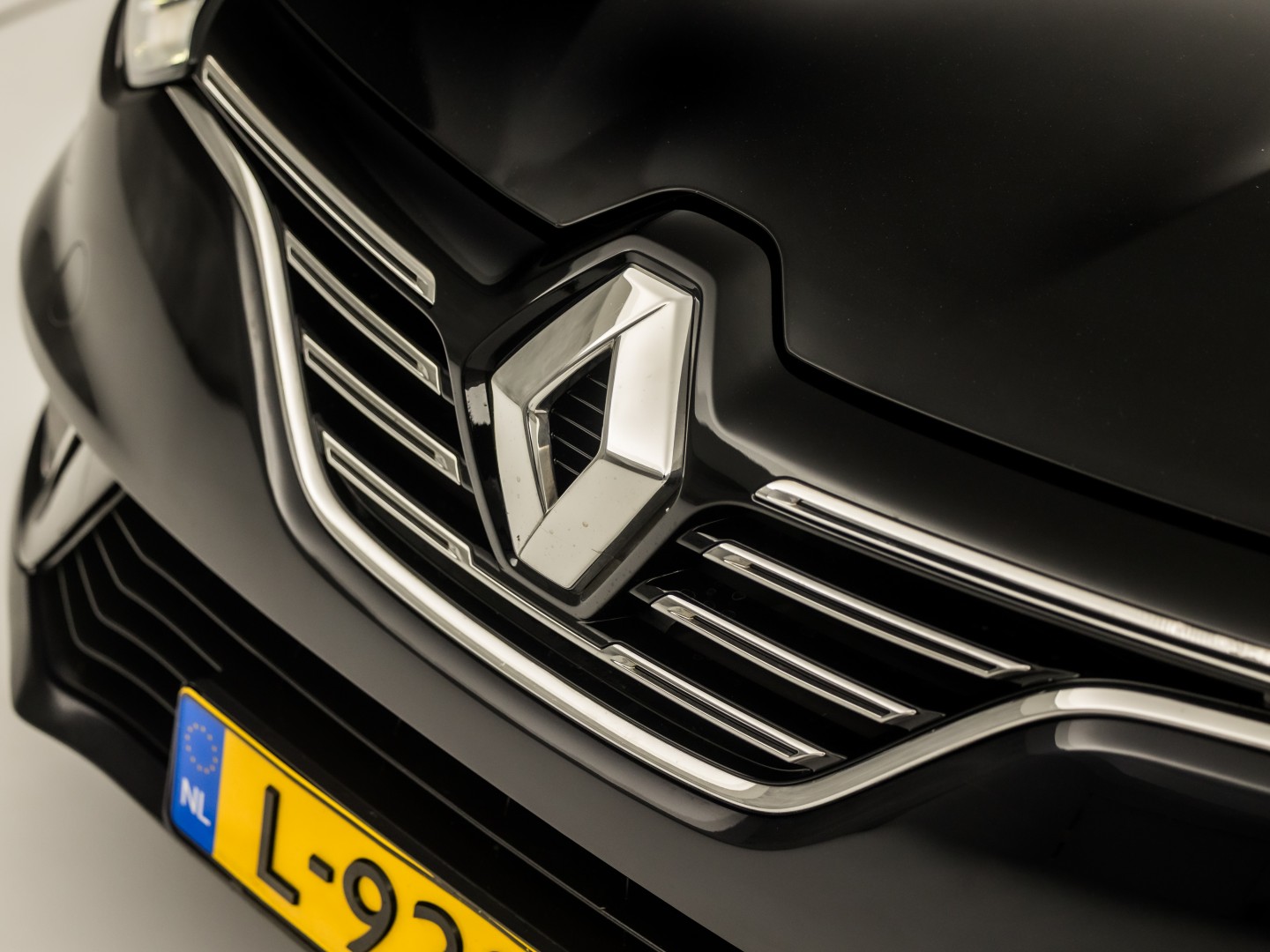 Renault Mégane Estate 1.2 TCe Bose Automaat (VIRTUAL COCKPIT, GROOT NAVI, LEDER/ALCANTARA, GETINT GLAS, STOELVERWARMING, SPORTSTOELEN, TREKHAAK, PARKEERSENSOREN, NIEUWSTAAT)