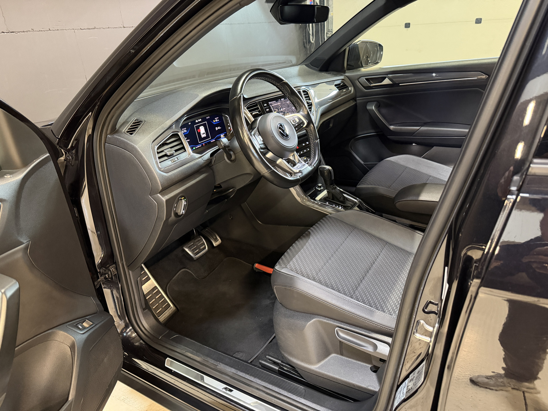 Volkswagen T-Roc 1.5 TSI Sport Business R | Pano | Camera | Stoelverw. | Adaptive cruise | Full LED | Dodehoeksensor