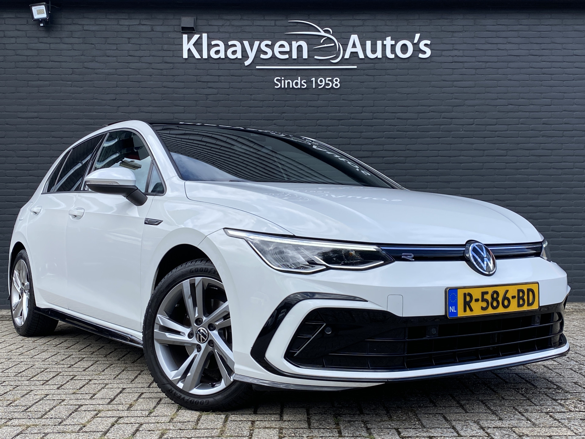 Volkswagen Golf 1.5 eTSI R-Line AUT. | dealer onderh. | panoramadak | stoel-/stuurverw. | keyless | trekhaak | carplay