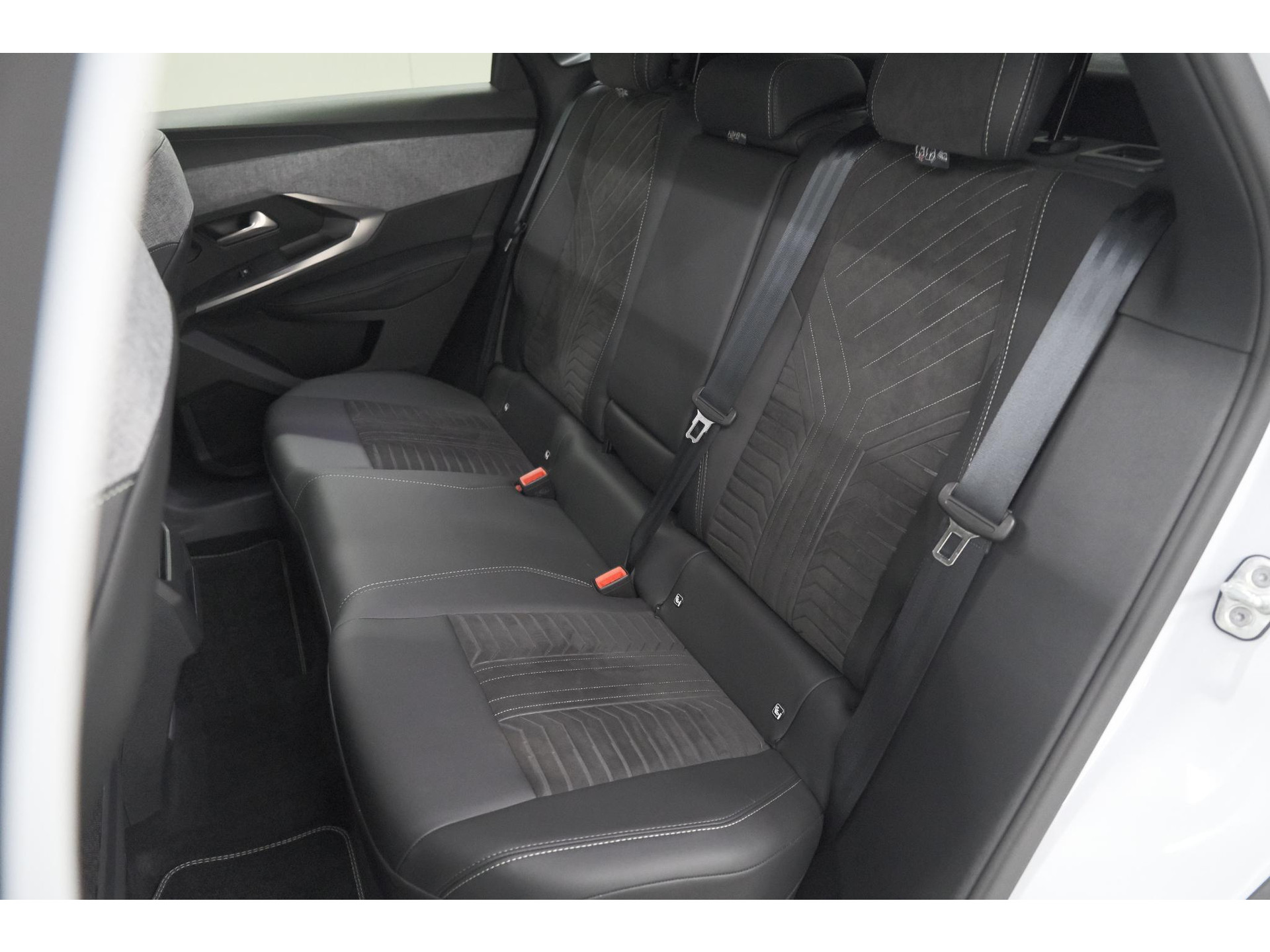 Peugeot 3008 1.2 Hybrid 136 GT | Panoramadak | FOCAL Audio | Alcantara Executive Pakket | 360 Camera | Adaptieve Cruise Control