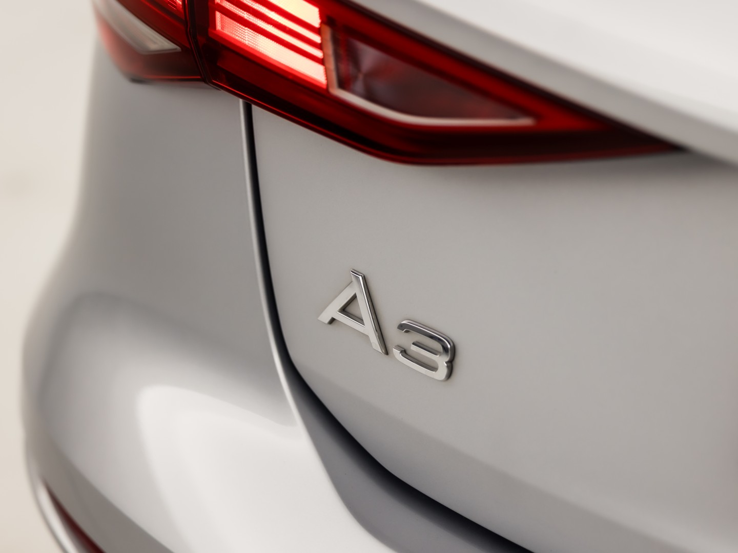 Audi A3 Sportback 30 TFSI Sport (APPLE CARPLAY, GROOT NAVI, CAMERA, ELEK STOEL, ADAPTIVE CRUISE, STOELVERWARMING, SPORTSTOELEN, GETINT GLAS, KEYLESS START, NIEUWSTAAT)
