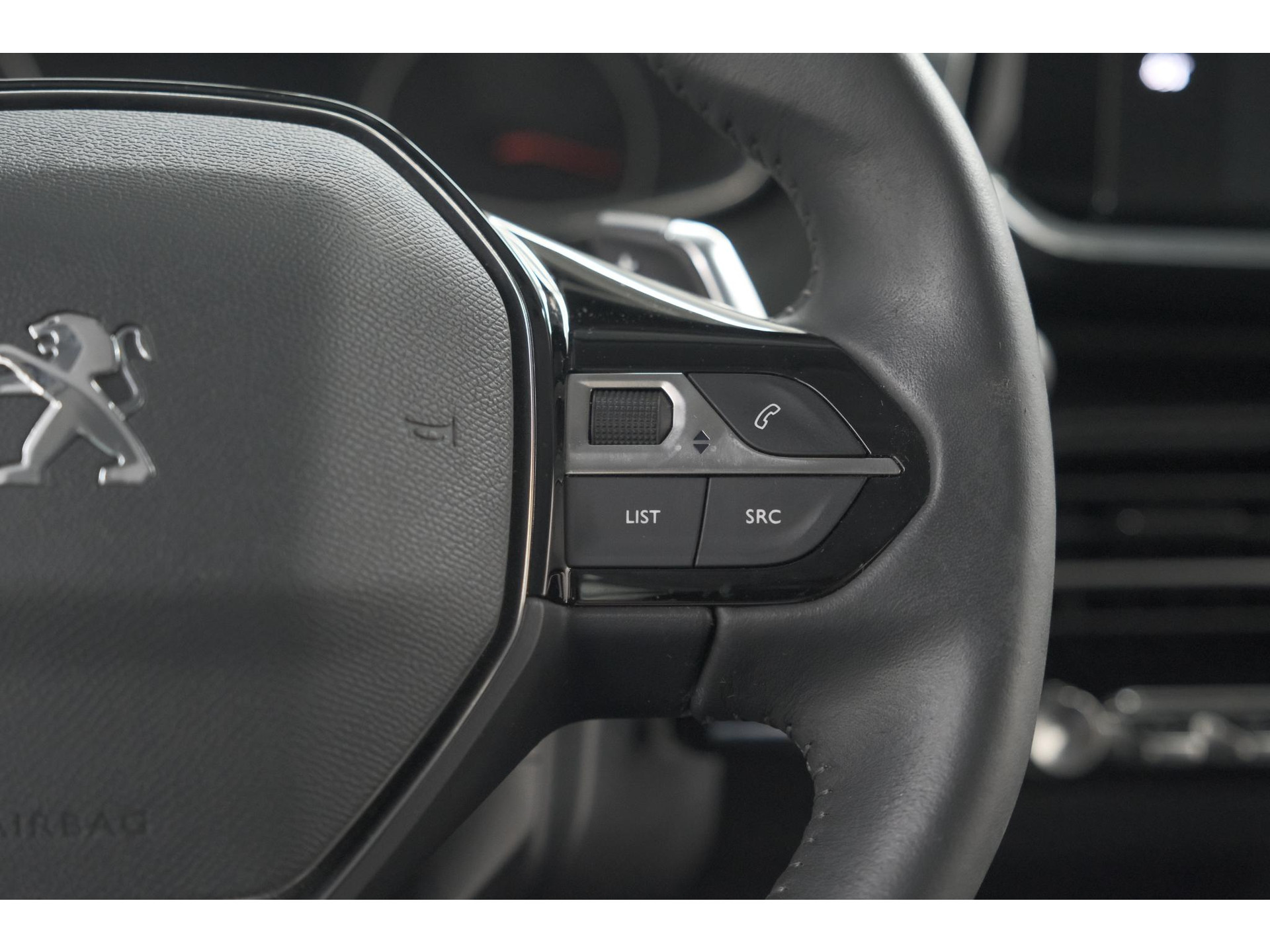 Peugeot 2008 PureTech 130 EAT8 Active | Parkeersensoren | Navigatie | Apple Carplay