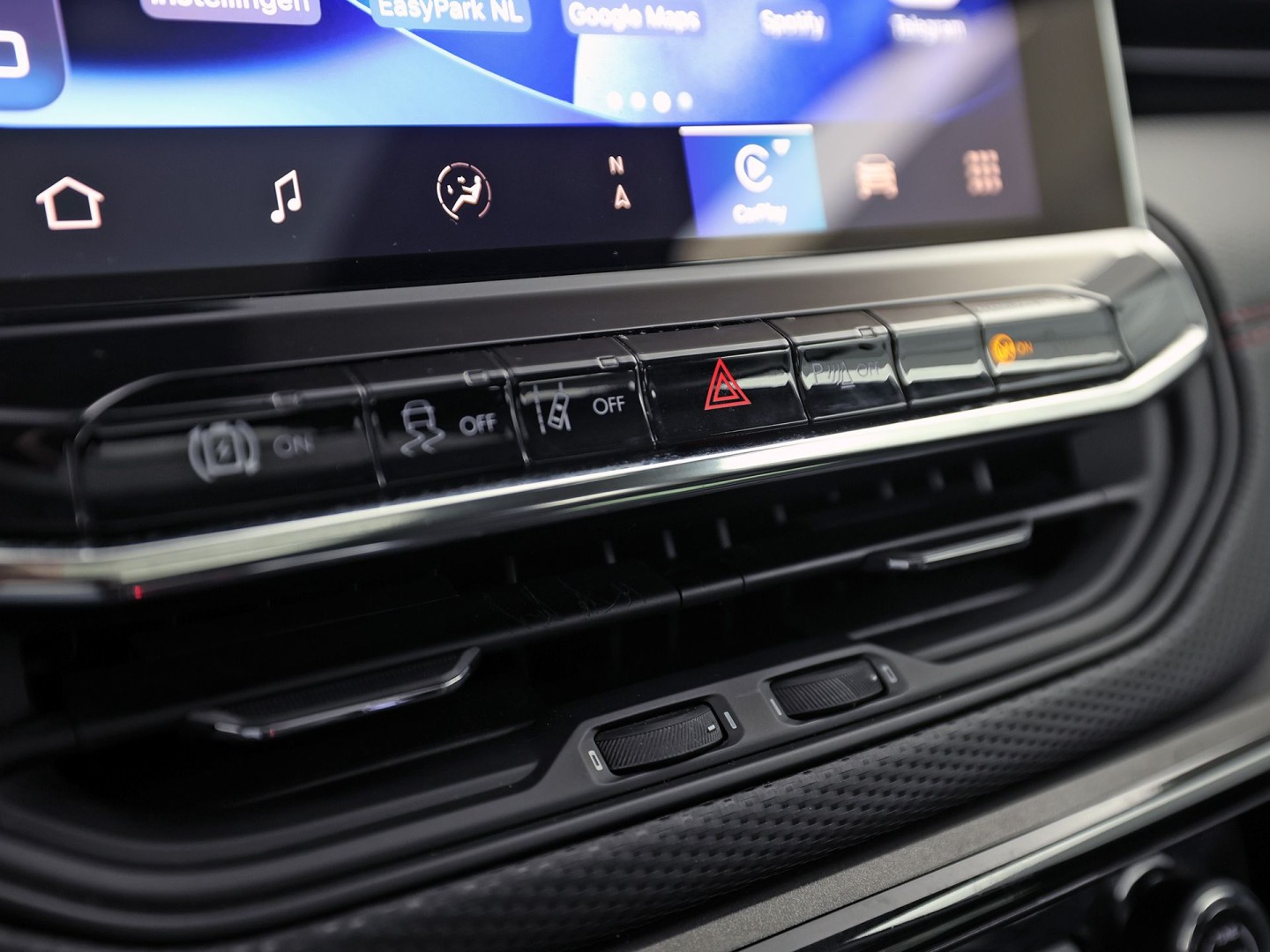 Jeep Compass 4xe 240 Plug-in Hybrid Electric Trailhawk 240Pk Automaat (PANORAMADAK, VIRTUAL COCKPIT, APPLE CARPLAY, GROOT NAVI, CAMERA, SPORTSTOELEN, GETINT GLAS, ADAPTIVE CRUISE, NIEUWSTAAT)