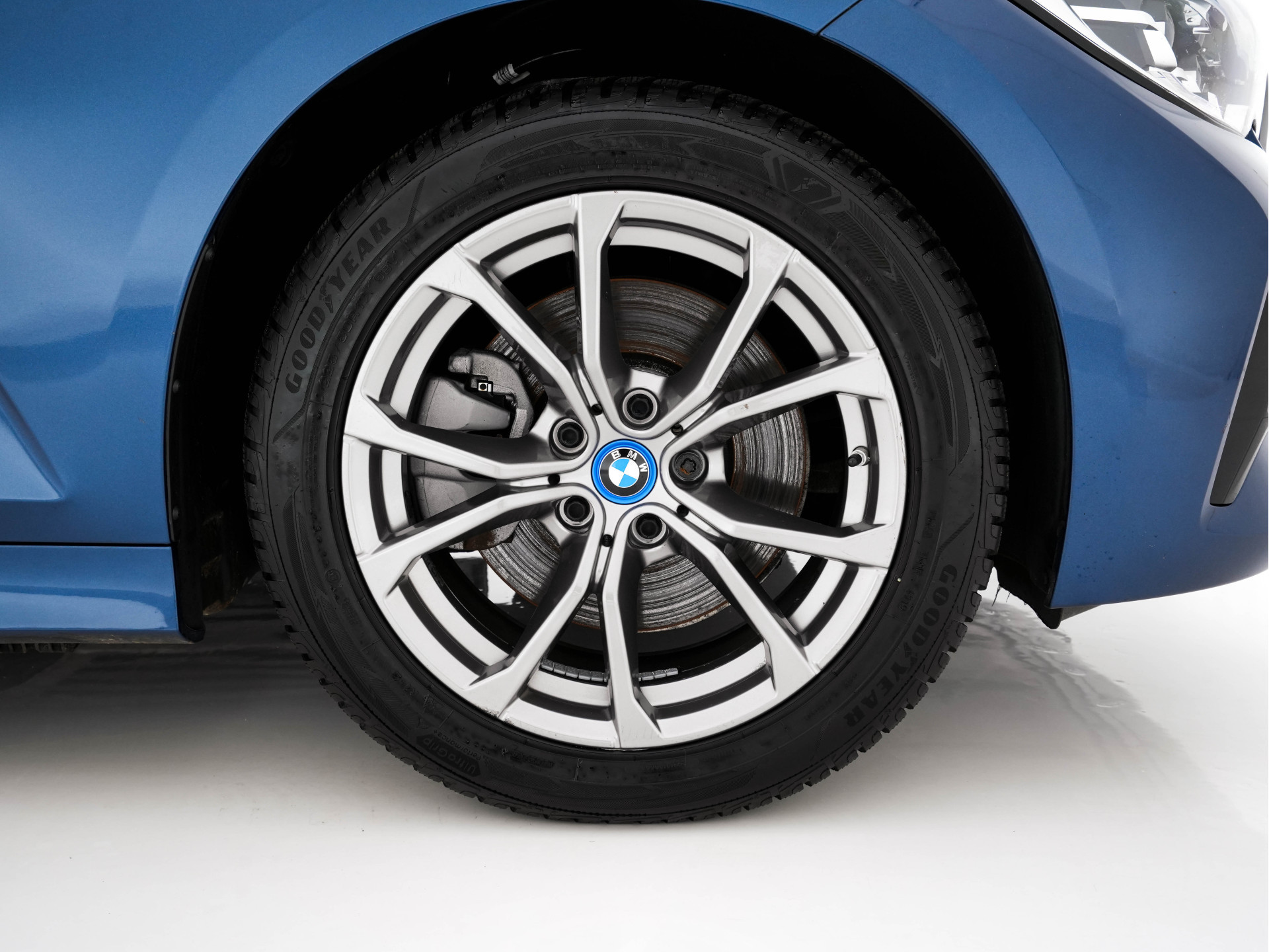 BMW 3-serie Touring 320e Business Edition Plus [Plug-In] (INCL-BTW) Aut. *LEATHER | FULL-LED | HEATED-SPORTSEATS | DIGI-COCKPIT | HIFI-SOUND | NAVI-FULLMAP | PRIVACYGLASS | PDC | AMBIENTLIGHT | DAB | KEYLESS | TOWBAR | 17"ALU* *