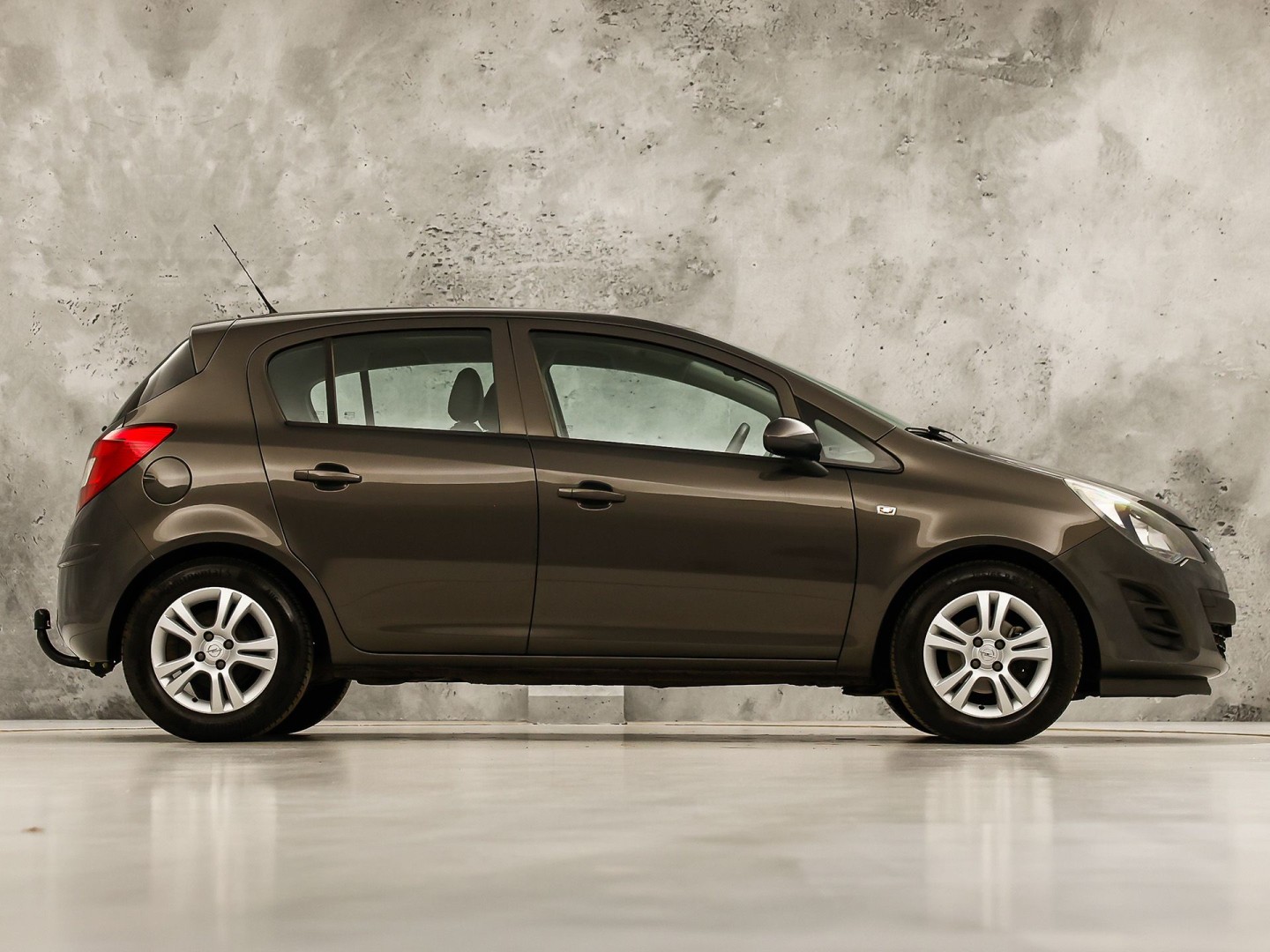Opel Corsa 1.2-16V Sport (5 DEURS, NAVIGATIE, LM VELGEN, SPORTSTOELEN, ELEK RAMEN, TREKHAAK, NIEUWSTAAT)
