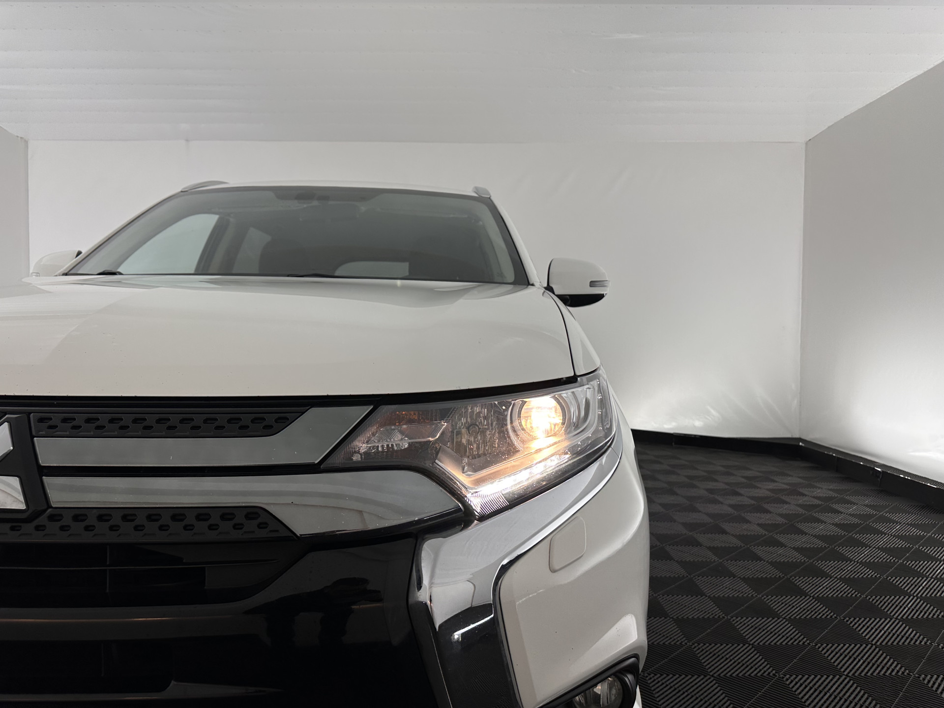 Mitsubishi Outlander 2.4 PHEV Pure (Plug-In) (INCL-BTW)  Aut *FULL-LED | KEYLESS | CAMERA | HEATED-COMFORTSEATS | ECC | SHIFTPADDLES | PDC | CRUISE | CARPLAY | PRIVACY-GLASS | DAB | TOWBAR | 16''ALU*