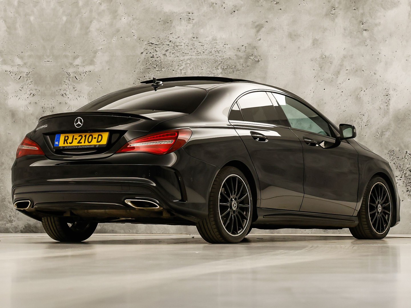 Mercedes-Benz CLA-Klasse 180 AMG Sport Automaat (PANORAMADAK, GROOT NAVI, BRUIN LEDER, CAMERA, STOELVERWARMING, SPORTSTOELEN, GETINT GLAS, DIAMOND GRILL, NIEUWE APK, NIEUWSTAAT)