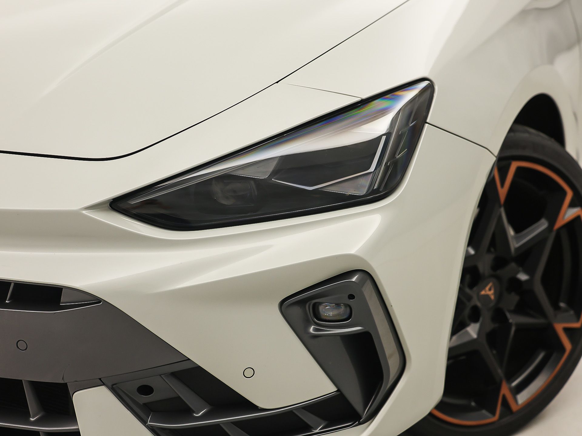 CUPRA Leon 1.5 TSI Sport 150Pk Automaat (APPLE CARPLAY, GROOT NAVI, KUIPSTOELEN, SENNHEISER AUDIO, CAMERA, STUUR/STOELVERWARMING, GETINT GLAS, NIEUWSTAAT)