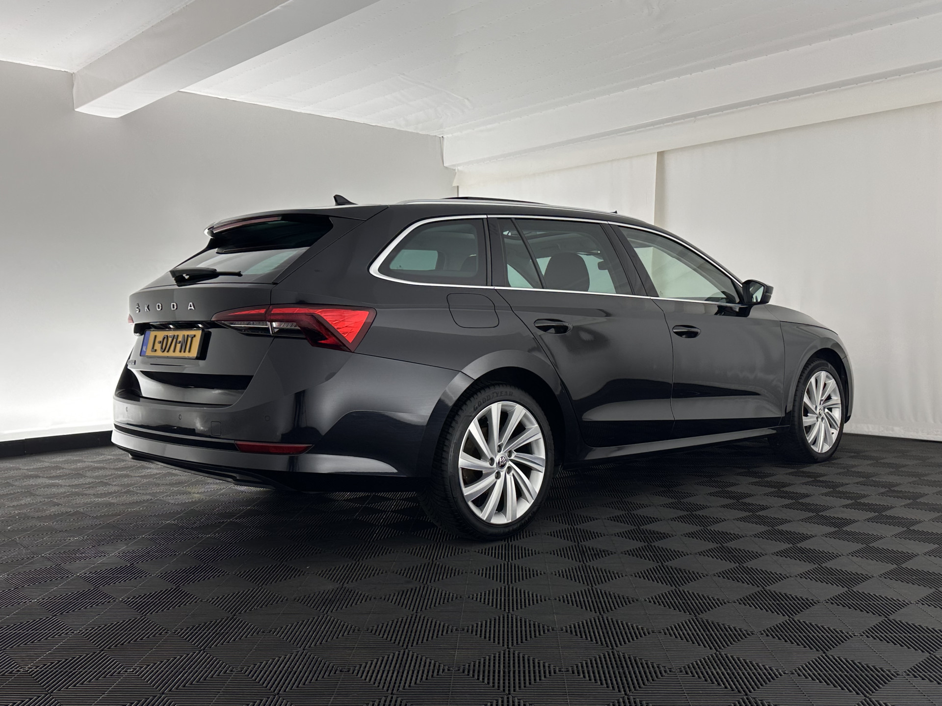 ŠKODA Octavia Combi 1.0 TSI Style (INCL-BTW) *PANO | FULL-LED | LANE-ASSIST | DIGI-COCKPIT | HEATED-COMFORTSEATS | NAVI-FULLMAP | PRIVACYGLASS | KEYLESS | DAB | ECC | PDC | CRUISE | TOWBAR | 18''ALU*