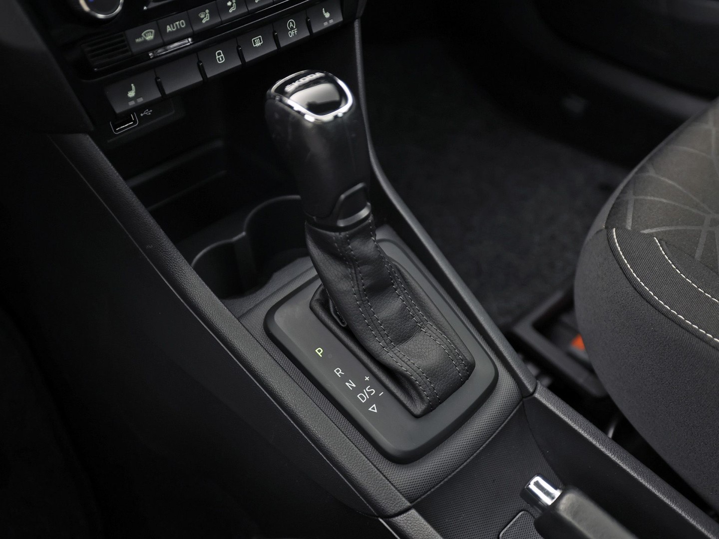 Škoda Rapid Spaceback 1.0 TSI Sport Automaat (PANORAMADAK, NAVIGATIE, CLIMATE, STOELVERWARMING, SPORTSTOELEN, GETINT GLAS, CRUISE, PARKEERSENSOREN, NIEUWSTAAT)