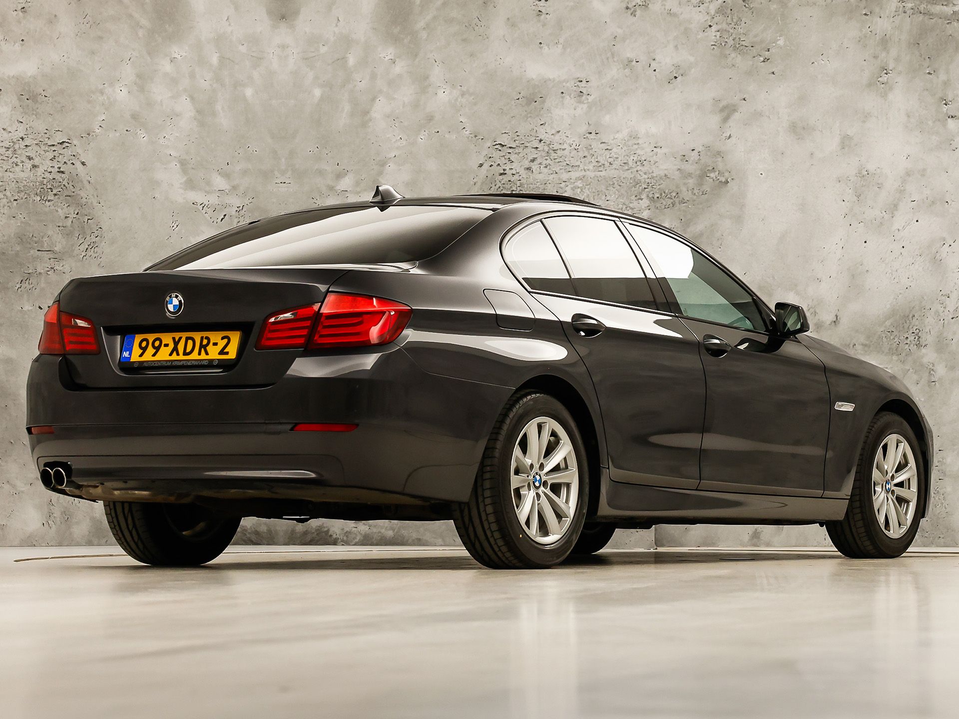 BMW 5 Serie 528i High Executive 245Pk Automaat (SCHUIFDAK, GROOT NAVI, LEDER, GETINT GLAS, ELEK SPORTSTOELEN, ZWART HEMEL, STOELVERWARMING, PARKEERSENSOREN, XENON, NIEUWSTAAT)