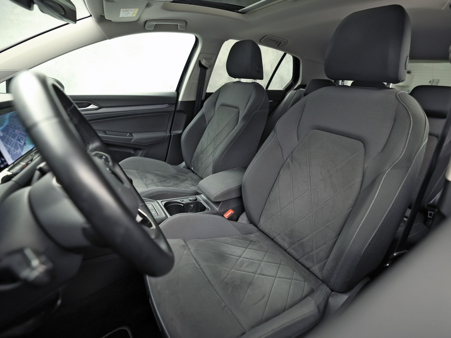 Volkswagen Golf 1.5 TSI Sport (PANORAMADAK, BLACK PACK, APPLE CARPLAY, GROOT NAVI, CAMERA, MEMORY SEAT, STOELVERWARMING, ALCANTARA, GETINT GLAS, TREKHAAK, NIEUWSTAAT)