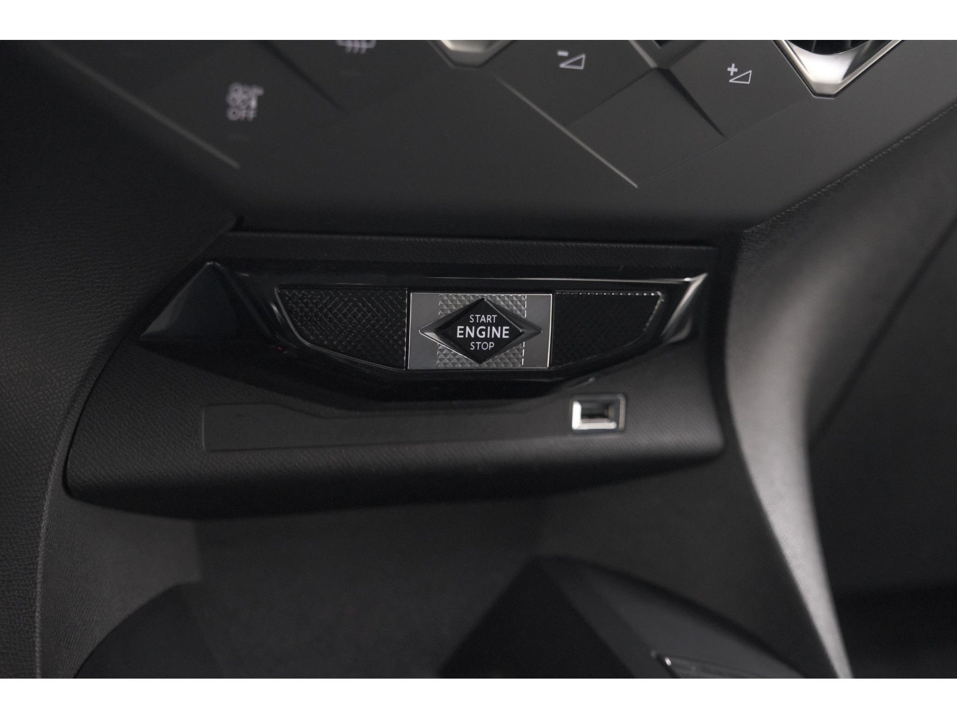 DS 3 Crossback PureTech 100 Montmartre | Parkeersensoren | Apple Carplay | Allseason Banden | Navigatie | Climate Control