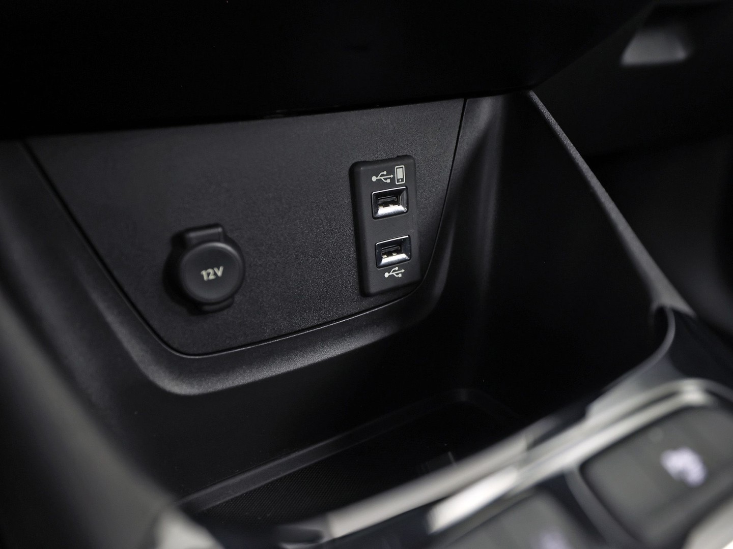 Opel Crossland X 1.2 Sport (APPLE CARPLAY, GROOT NAVI, LM VELGEN, CRUISE, SPORTSTOELEN, PARKEERSENSOREN, NIEUWE APK, NIEUWSTAAT)