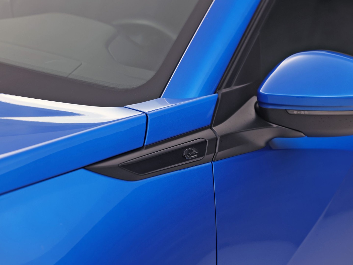 Peugeot e-2008 EV Blue Sport Allure 50 kWh Automaat (SOH 91,2%, APPLE CARPLAY, GROOT NAVI, 360 CAMERA, SPORTSTOELEN, GETINT GLAS, KEYLESS, NIEUWSTAAT)