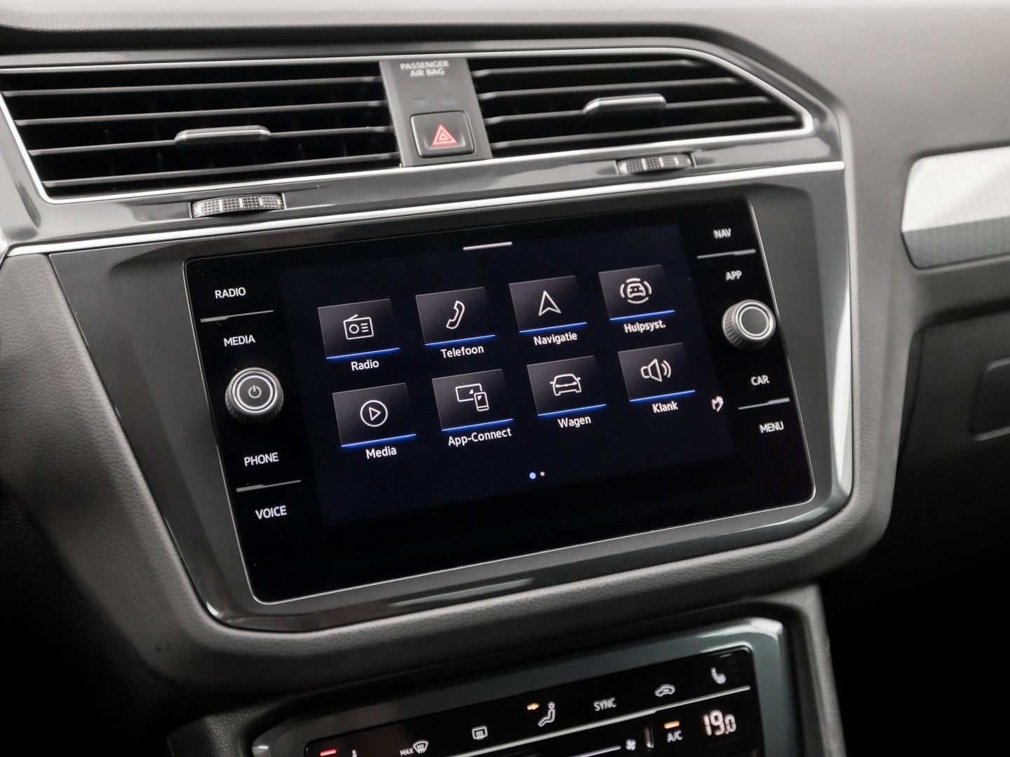 Volkswagen Tiguan 1.5 TSI Life Sport 150Pk Automaat (VIRTUAL COCKPIT, APPLE CARPLAY, CLIMATE, KEYLESS, STOELVERWARMING, SPORTSTOELEN, GETINT GLAS, ELEK ACHTERKLEP, ALCANTARA, NIEUWE APK, NIEUWSTAAT)