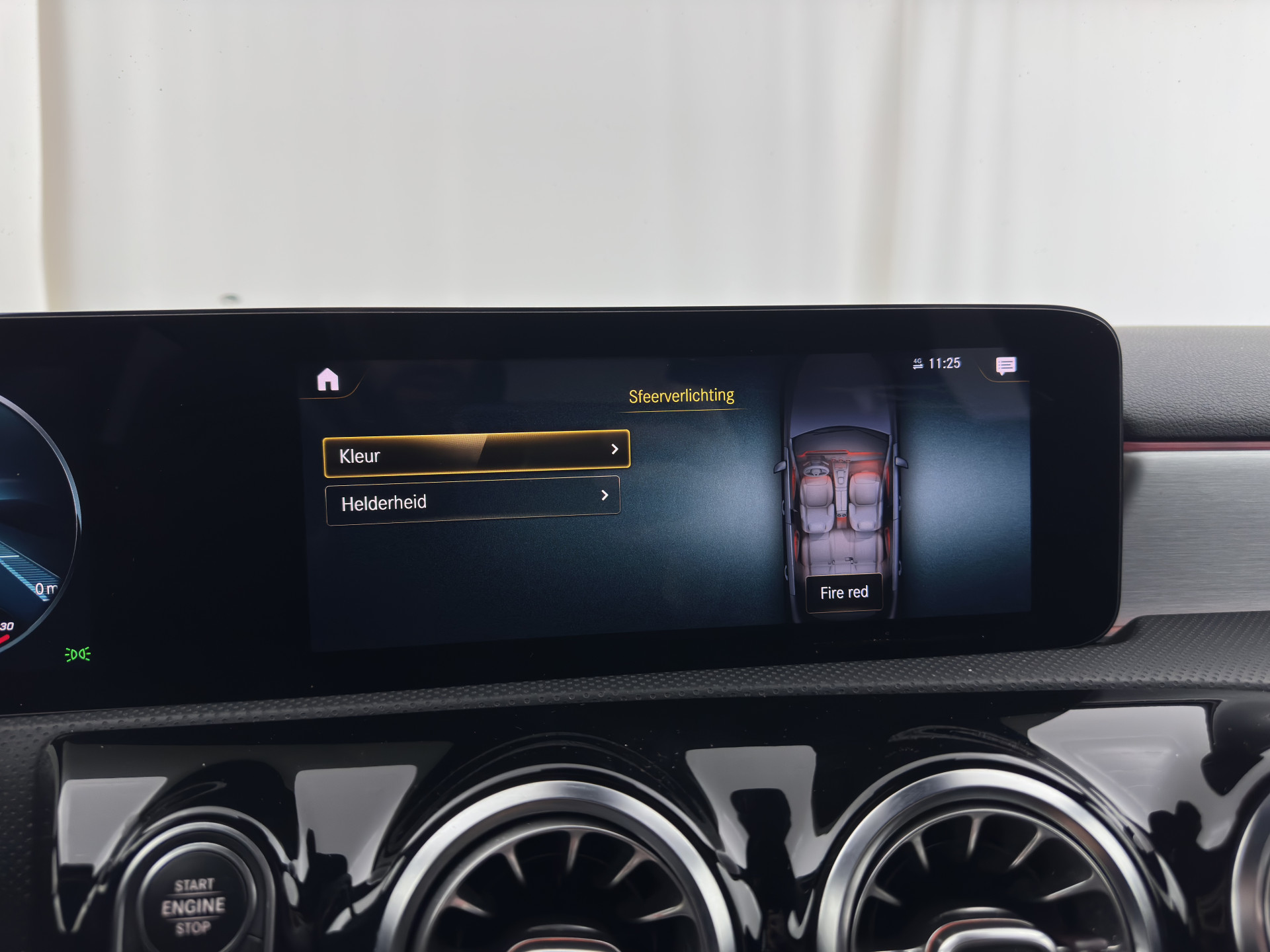 Mercedes-Benz A-klasse 160 AMG-Sportpack Business-Solution (INCL-BTW) *WIDESCREEN-DIGI-COCKPIT | FULL-LED | LEATHER-MICROFIBRE | CAMERA | DYNAMIC-SELECT | CRUISE | HEATED-SPORTSEATS | PRIVACY-GLASS | DAB | AMBIENT-LIGHT | 18"ALU*