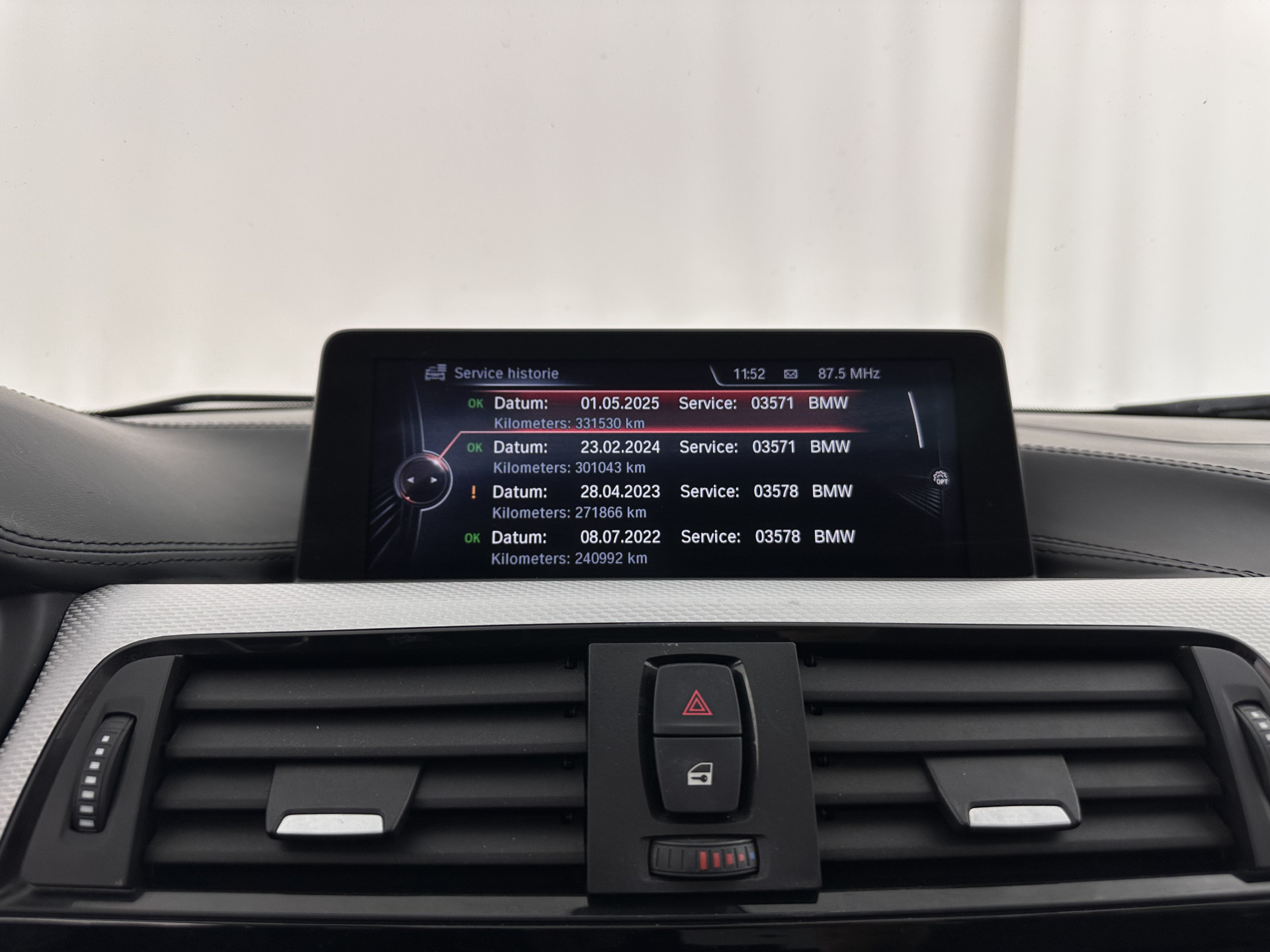 BMW 3-serie 330d M-Sportpack High Executive Aut. *PANO | LEATHER | XENON | ADAPTIVE-CRUISE | HARMAN/KARDON | MEMORY-PACK | BLINDSPOT | HEATED-SPORTSEATS | CAMERA | DAB | KEYLESS | ECC | HEAD-UP | PDC | SHIFTPADDLES | TOWBAR |  18''ALU