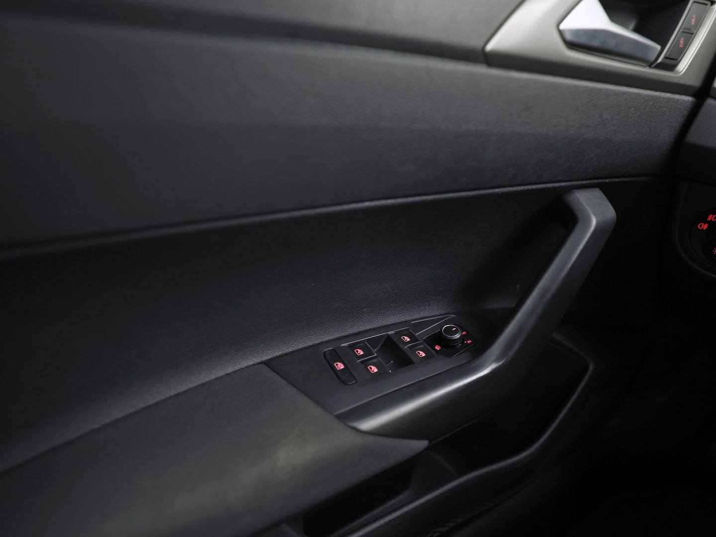 Volkswagen Polo 1.0 TSI Sportline Automaat (APPLE CARPLAY, GROOT NAVI, GETINT GLAS, ADAPTIVE CRUISE, SPORTSTOELEN, PARKEERSENSOREN, NIEUWE APK, NIEUWSTAAT)