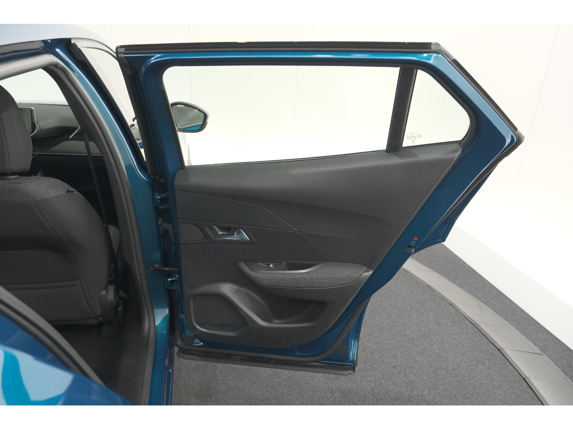 Peugeot 2008 Hybrid 136 e-DCS6 Style | Apple Carplay | Parkeersensoren | Climate control