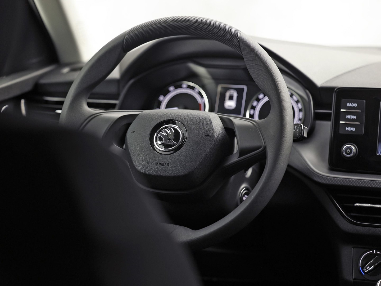 Škoda Scala 1.0 TSI Sport (CRUISE, GETINT GLAS, SPORTSTOELEN, LED KOPLAMPEN, ELEK PAKKET, NIEUWE APK, NIEUWSTAAT)