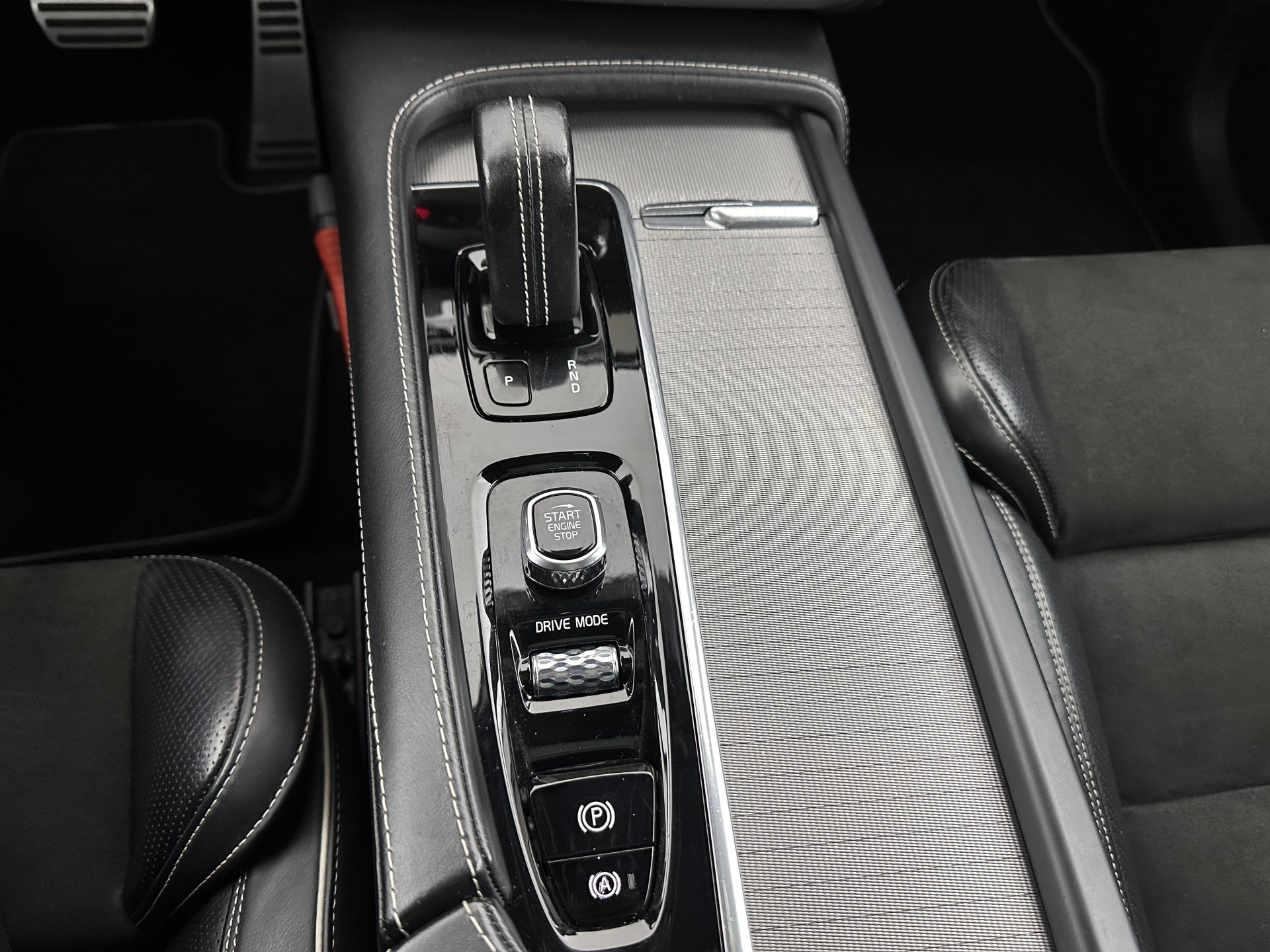 Volvo XC90 2.0 T8 R-Design Twin Engine AWD [ 7-Pers. ] (Plug-In) Aut. *PANO | LEATHER-ALCANTARA | FULL-LED | MEMORY-PACK | DIGI-COCKPIT | NAVI-FULLMAP | CARPLAY | ECC | HEATED-SPORTSEATS | LANE-ASSIST | PDC | HEAD-UP | TOWBAR | 20"ALU*