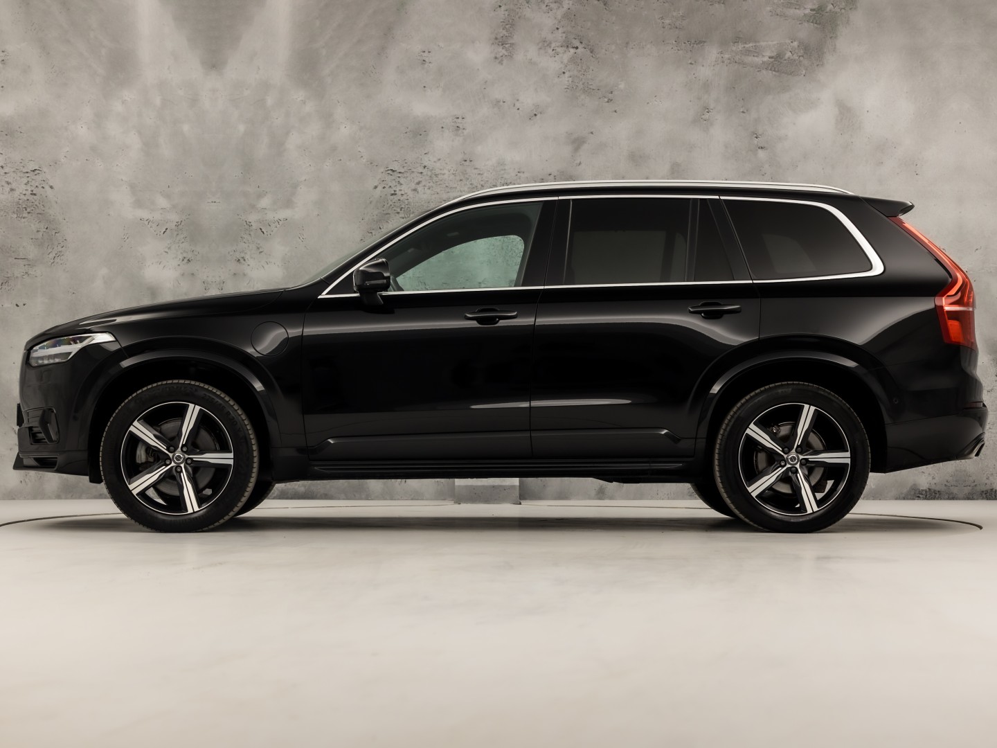 Volvo XC90 2.0 T8 Twin Engine AWD R-Design 7 Persoons 408Pk Automaat (PANORAMADAK, 1e EIGENAAR, LUCHTVERING, APPLE CARPLAY, BOWERS&WILKINS, HEAD-UP DISPLAY, STUUR/STOELVERWARMING, CAMERA, ELEK ACHTERKLEP, NIEUWSTAAT)