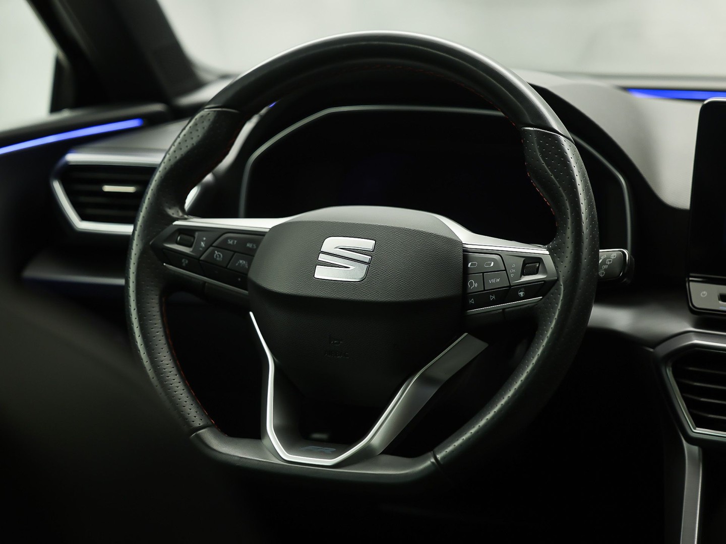 SEAT Leon 1.4 TSI eHybrid PHEV FR 204Pk Automaat (PANORAMADAK, SOH 97,5%, APPLE CARPLAY, MEMORY SEAT, LEDER/ALCANTARA, CAMERA, GETINT GLAS, KEYLESS, ADAPTIVE CRUISE, ZWART HEMEL, NIEUWSTAAT)