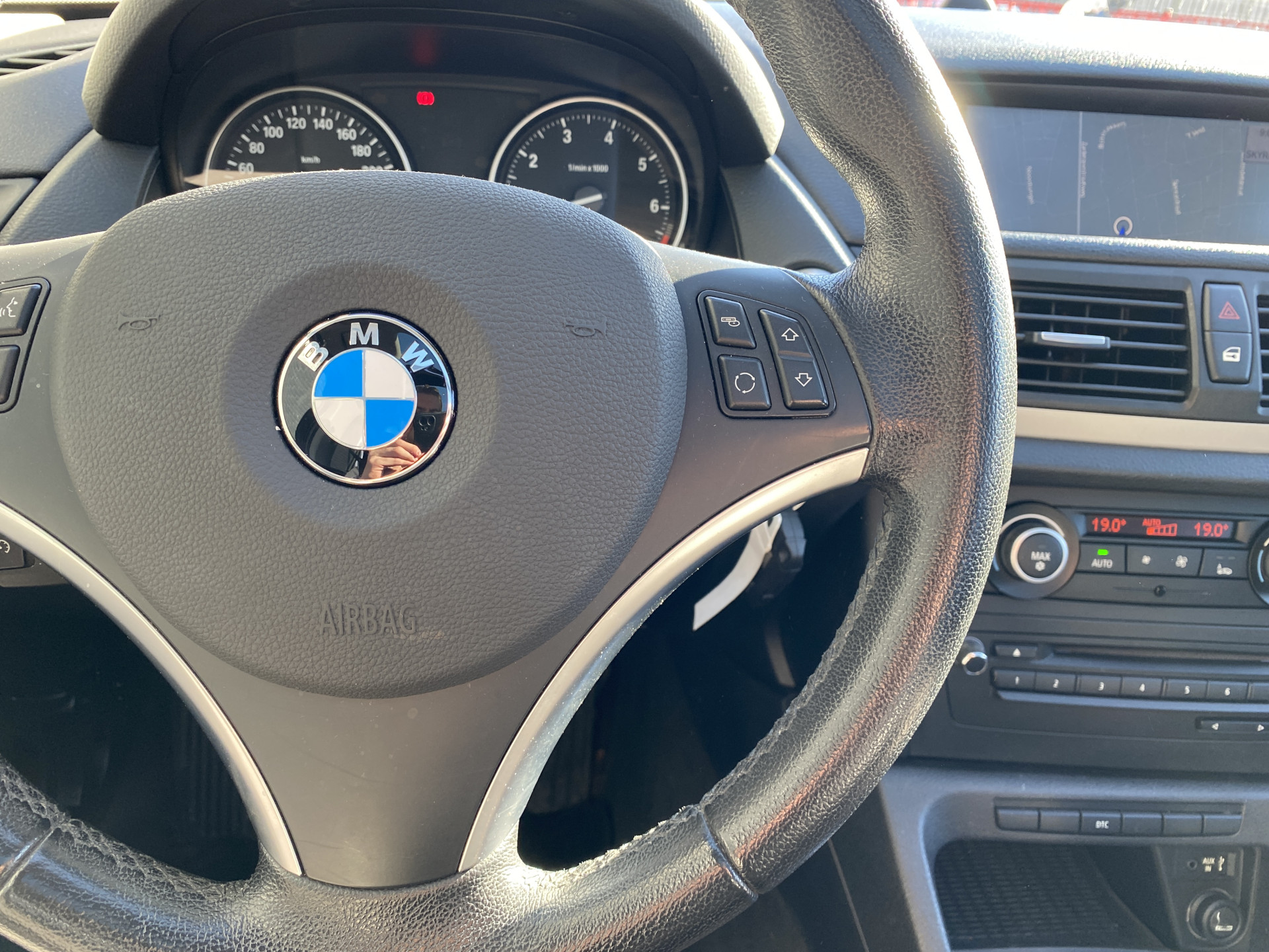 BMW X1 sDrive18i Executive AUT. | navigatie | panoramadak | sportstoelen | xenon verlichting | lichtmetalen velgen 18 inch