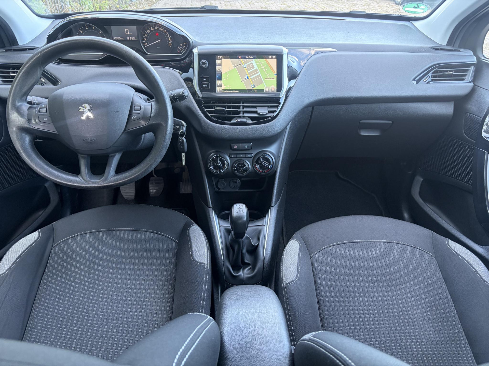 Peugeot 208 1.2 PureTech Blue Lion ✓1e Eigenaar✓Navi✓Trekhaak✓Carplay✓Airco✓Cruise✓Pdc✓5 Deurs✓N.A.P✓Apk tot 09-2027