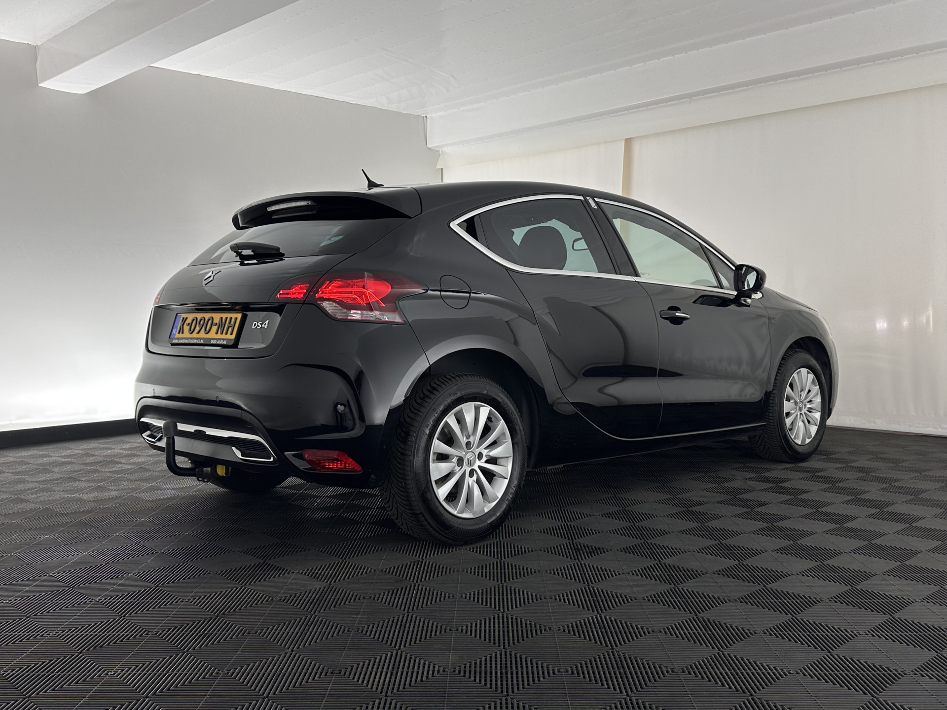 DS 4 1.6 BlueHDi Chic *PANO-WINDOW | FULL-LED | LEATHER-ALCANTARA | HEATED-COMFORTSEATS | NAVI-FULLMAP | DAB | CAMERA | PRIVACYGLASS | ECC | PDC | CRUISE | KEYLESS | TOWBAR | 16''ALU*