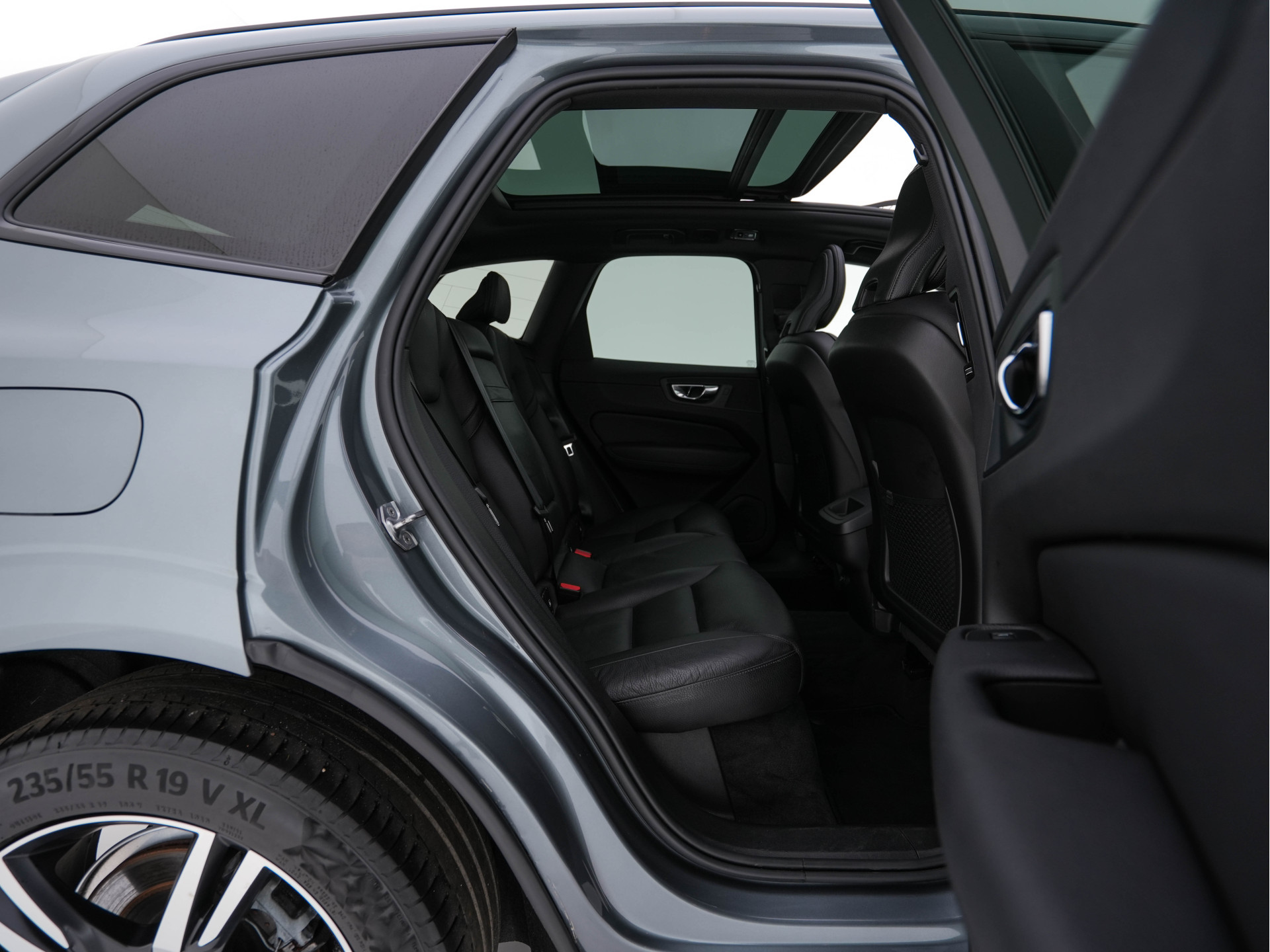 Volvo XC60 2.0 B5 Business Pro R-Design (INCL.BTW) Aut. *PANO | LUXURY-LEATHER | FULL-LEATHER | MEMORY-PACK | HEATED-SPORTSEATS | CAMERA | NAVI-FULLMAP | SHIFT-PADDLES | PRIVACY-GLASS | AIR-SUSPENSION | ECC | PDC | CRUISE | 19''ALU