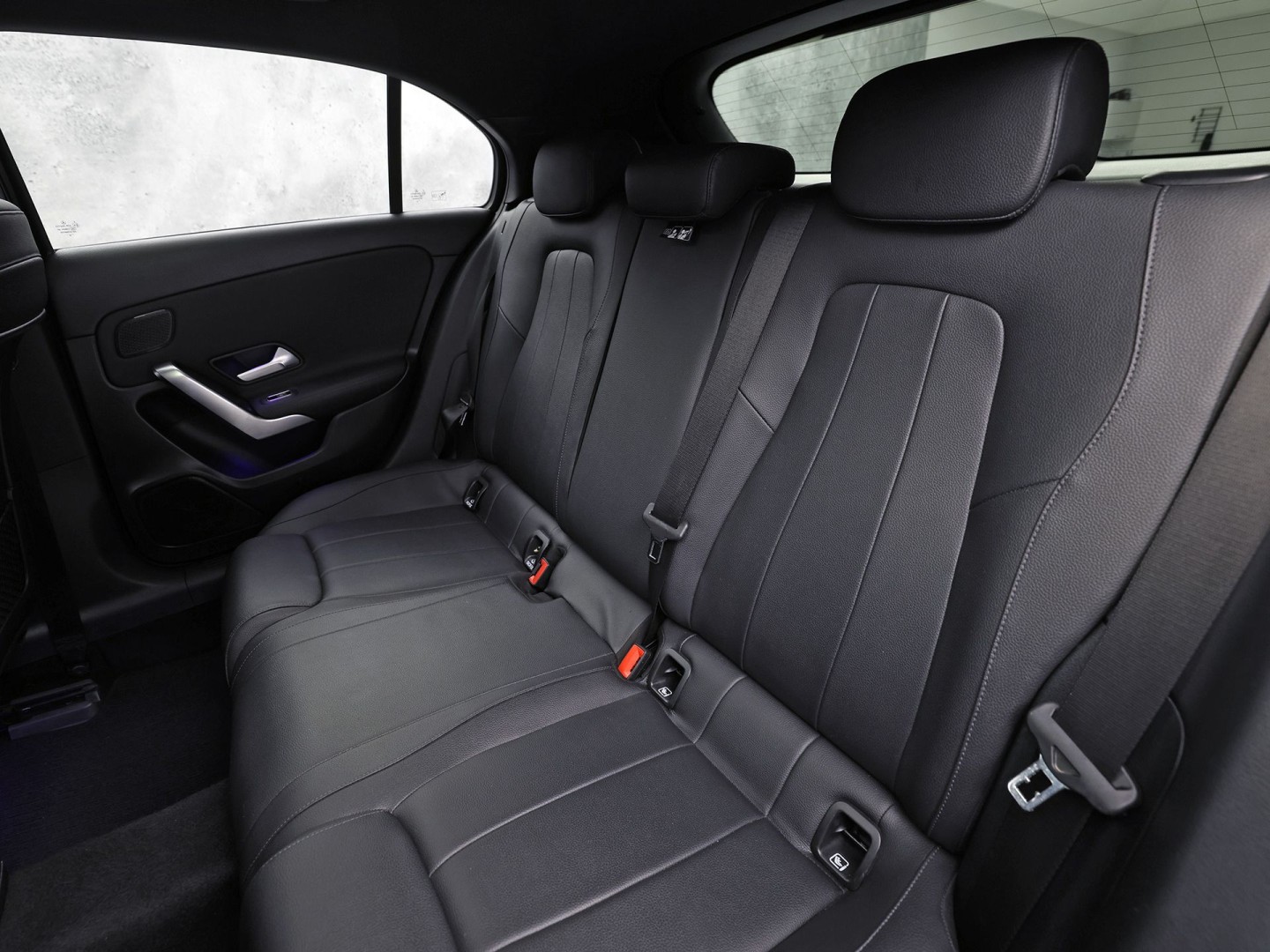 Mercedes-Benz A-Klasse 200 AMG Sport 163Pk Automaat (PANORAMADAK, APPLE CARPLAY, GROOT NAVI, SFEERVERLICHTING, CAMERA, SPORTSTOELEN, LEDER, GETINT GLAS, STOELVERWARMING, NIEUWSTAAT)